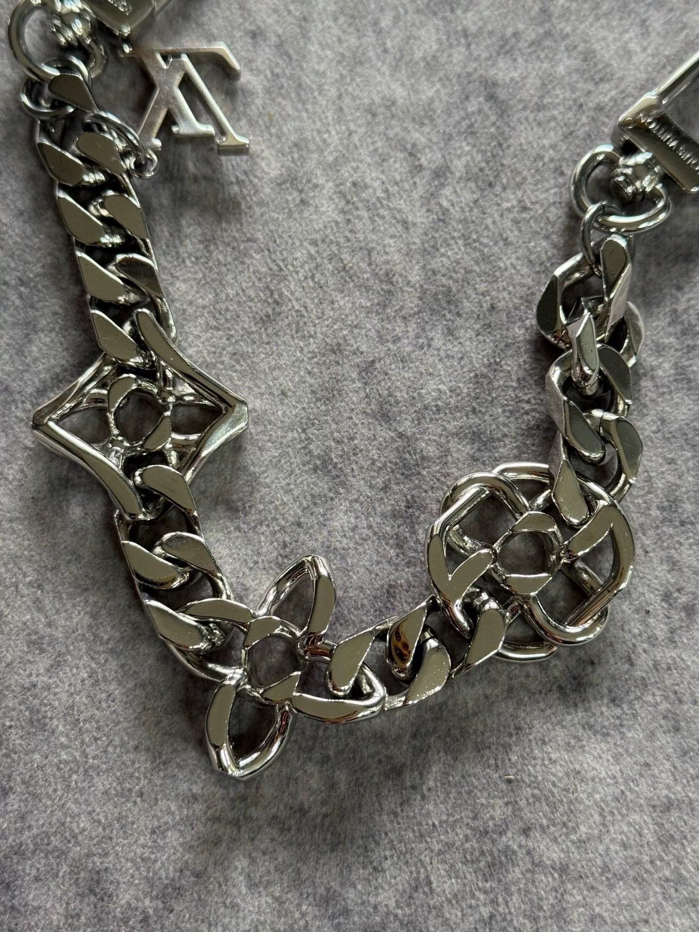 Louis Vuitton Louis Vuitton Three Flower Pants Chain Size ONE SIZE - 2 Thumbnail