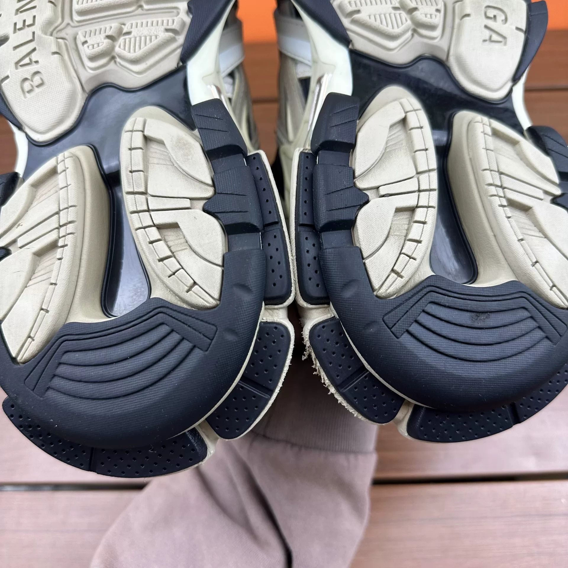 Balenciaga Balenciaga Beige Lowtop Sneakers it_36 Women Size US 6 / IT 36 - 8 Thumbnail