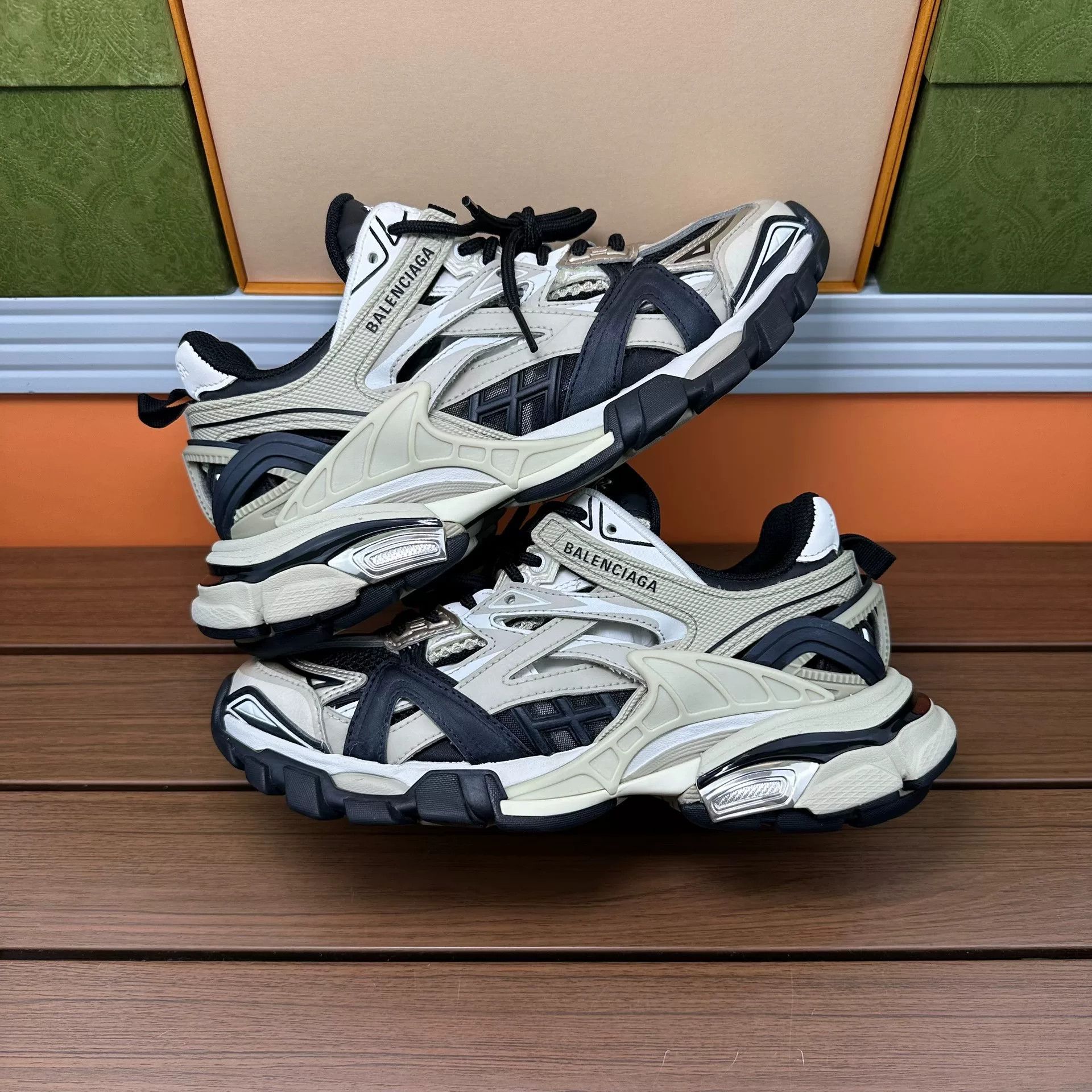 Balenciaga Balenciaga Beige Lowtop Sneakers it_36 Women Size US 6 / IT 36 - 2 Thumbnail