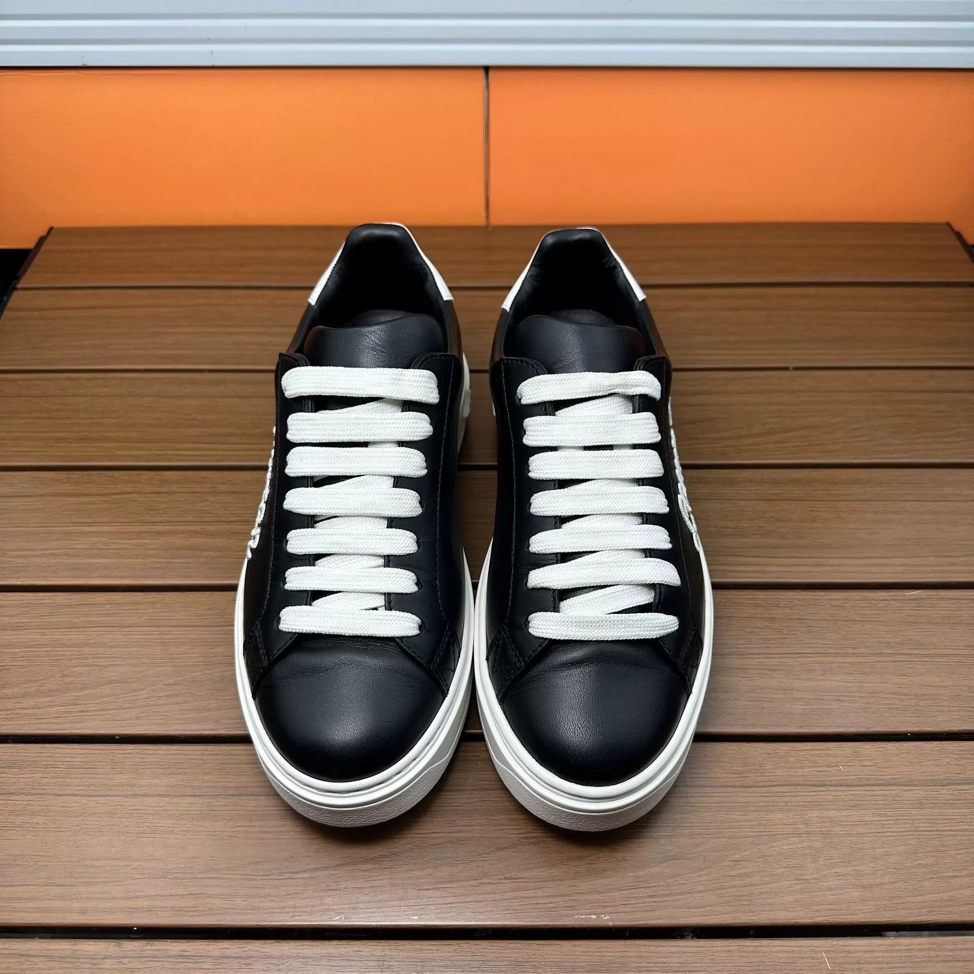 Louis Vuitton Louis Vuitton Embroidered Black Lowtop Sneakers it_37 Women Size US 7 / IT 37 - 4 Thumbnail