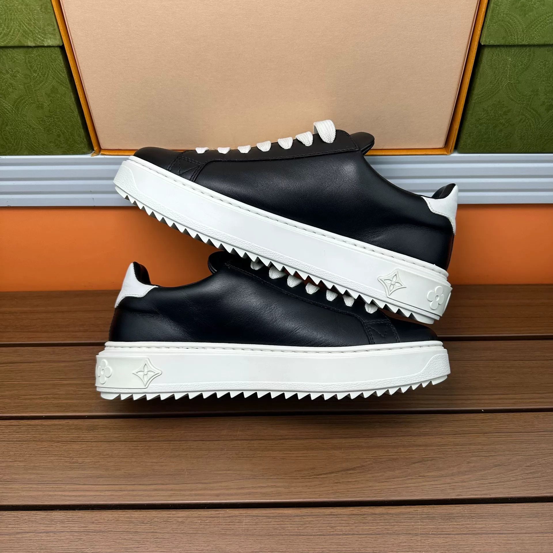 Louis Vuitton Louis Vuitton Embroidered Black Lowtop Sneakers it_37 Women Size US 7 / IT 37 - 3 Thumbnail