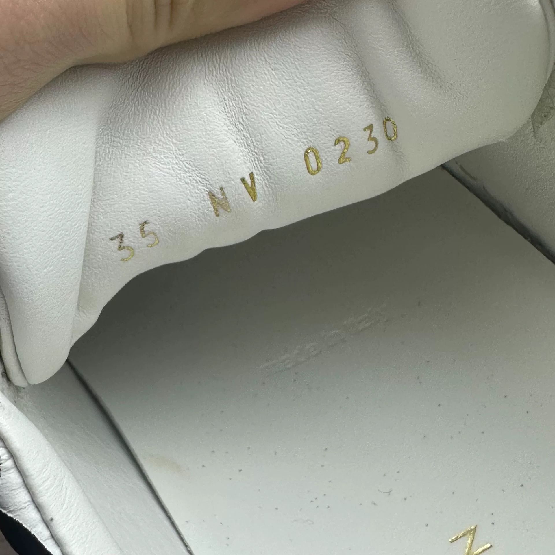 Louis Vuitton Louis Vuitton White Lowtop Sneakers it_35 Women Size US 5 / IT 35 - 8 Thumbnail