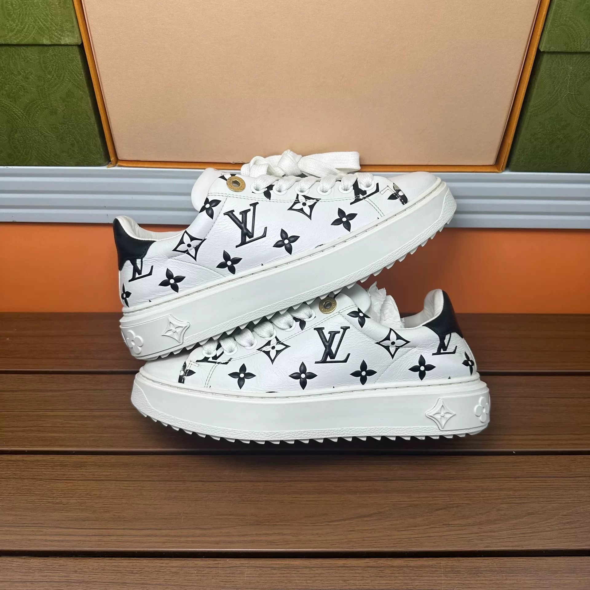 Louis Vuitton Louis Vuitton White Lowtop Sneakers it_35 Women Size US 5 / IT 35 - 2 Thumbnail