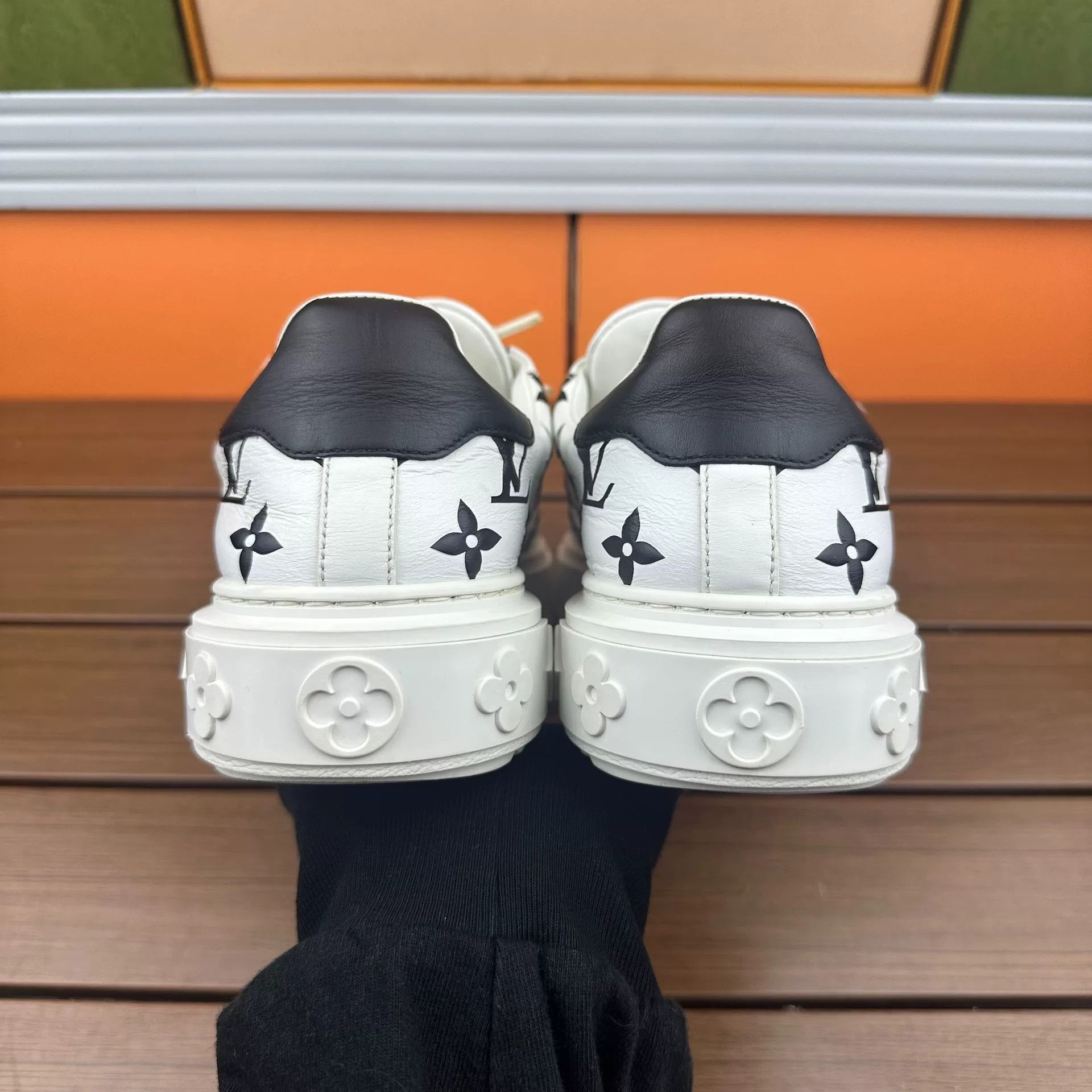 Louis Vuitton Louis Vuitton White Lowtop Sneakers it_35 Women Size US 5 / IT 35 - 5 Thumbnail