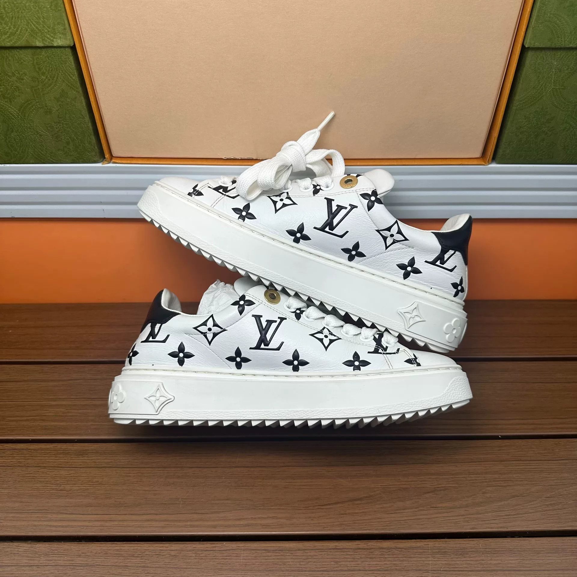 Louis Vuitton Louis Vuitton White Lowtop Sneakers it_35 Women Size US 5 / IT 35 - 3 Thumbnail