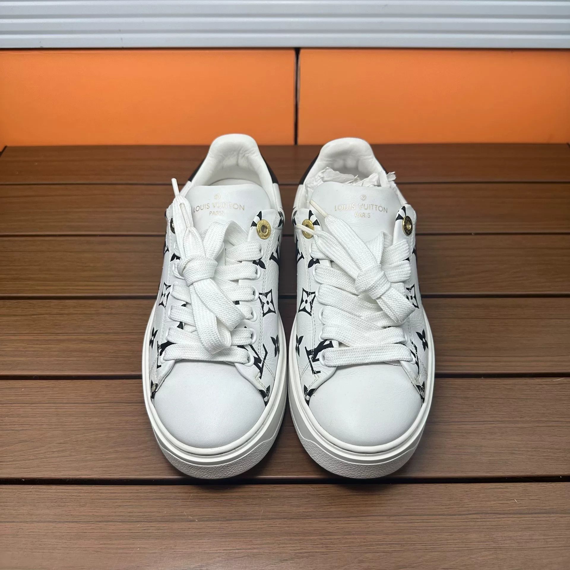 Louis Vuitton Louis Vuitton White Lowtop Sneakers it_35 Women Size US 5 / IT 35 - 4 Thumbnail