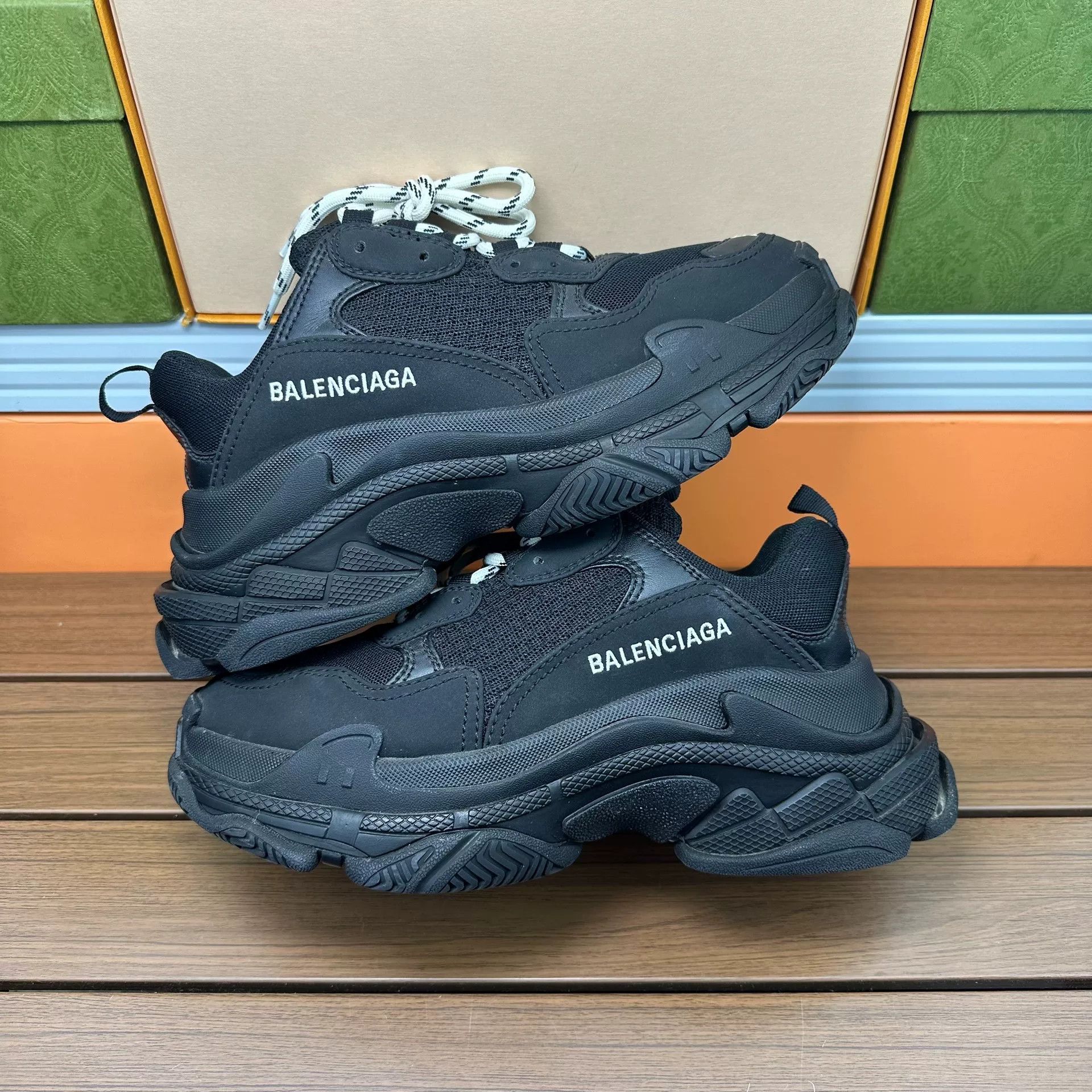 Balenciaga Balenciaga Black Lowtop Sneakers it_37 Women Size US 7 / IT 37 - 2 Thumbnail