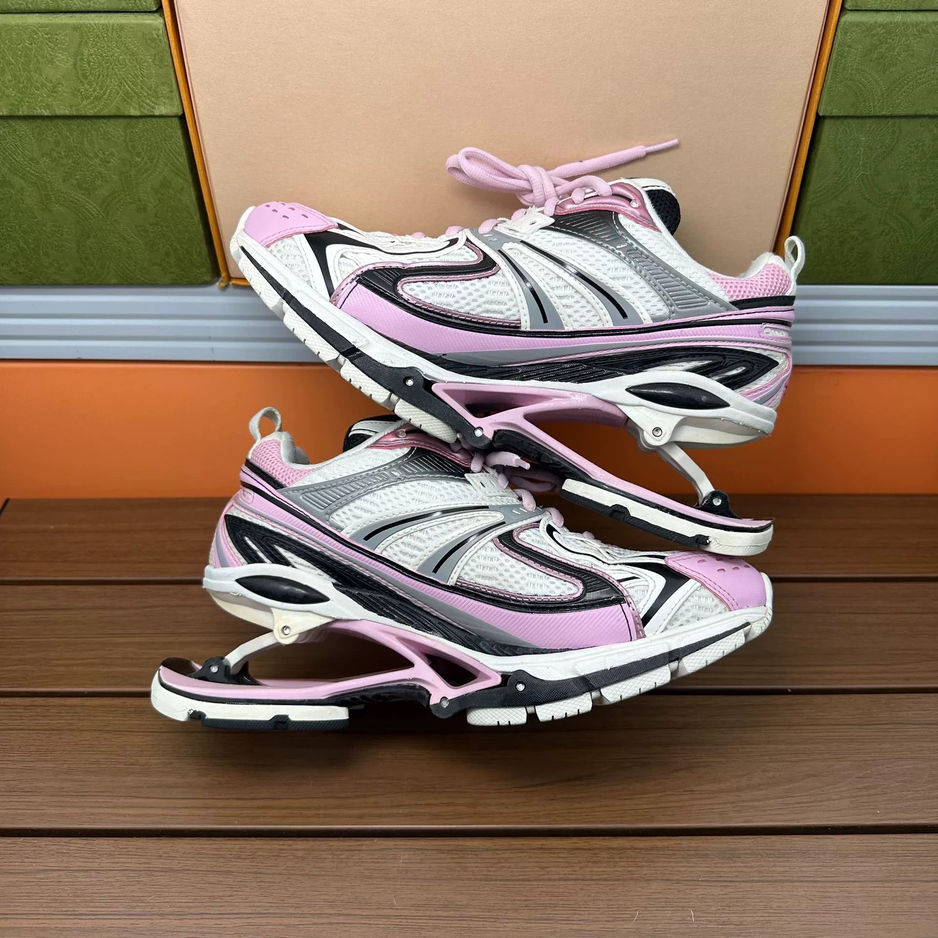 Balenciaga Balenciaga Pink Lowtop Sneakers it_37 Women Size US 7 / IT 37 - 2 Thumbnail