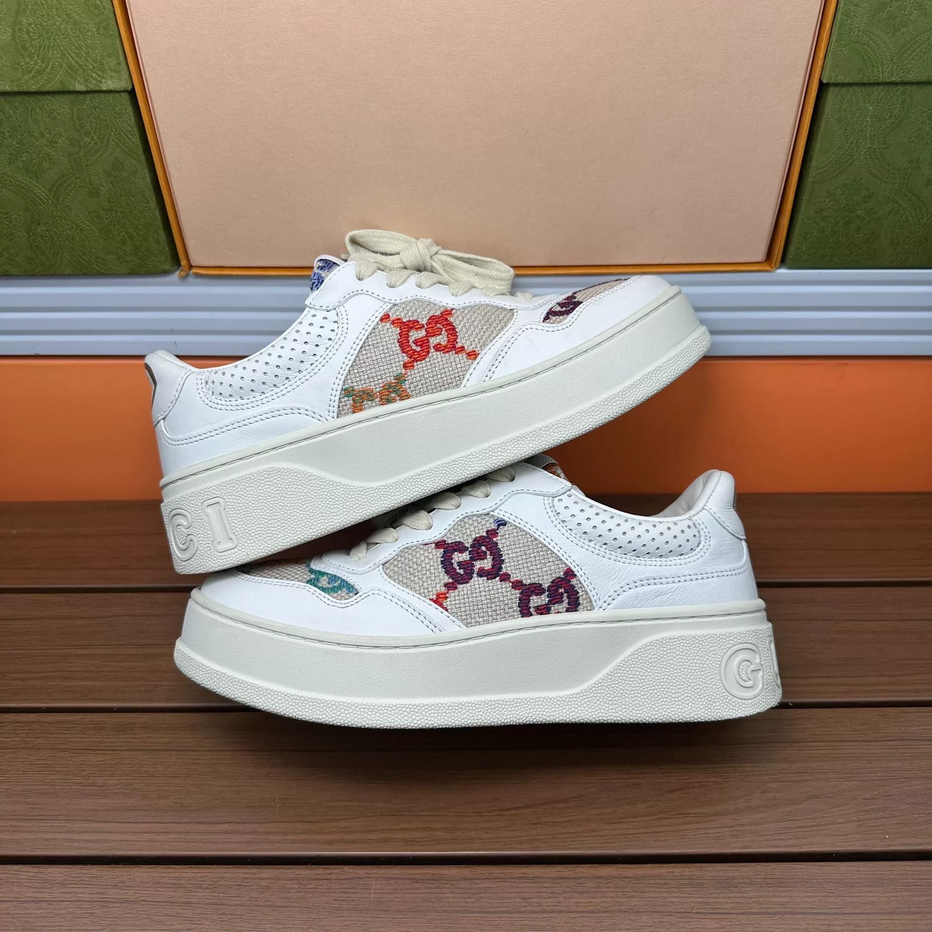 Gucci Gucci Embroidered White Lowtop Sneakers it_37 Women Size US 7 / IT 37 - 2 Thumbnail
