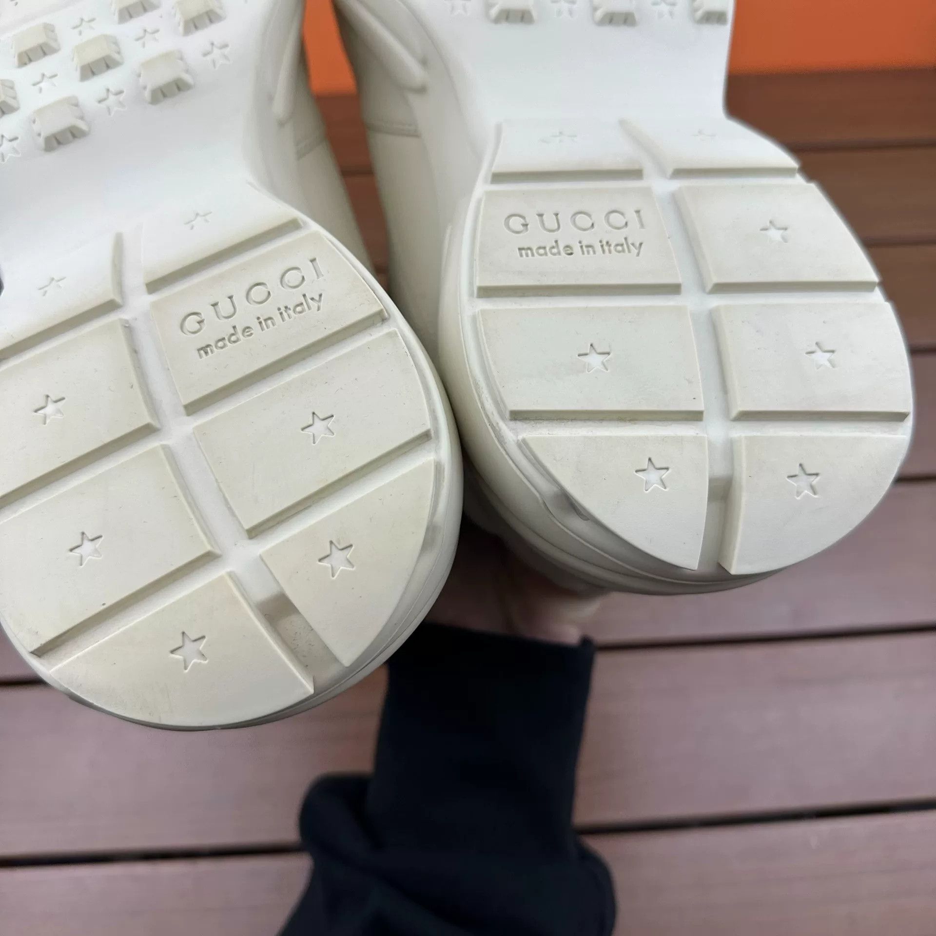 Gucci Gucci Printed Beige Lowtop Sneakers 6 Men Size US 6 / EU 39 - 9 Thumbnail