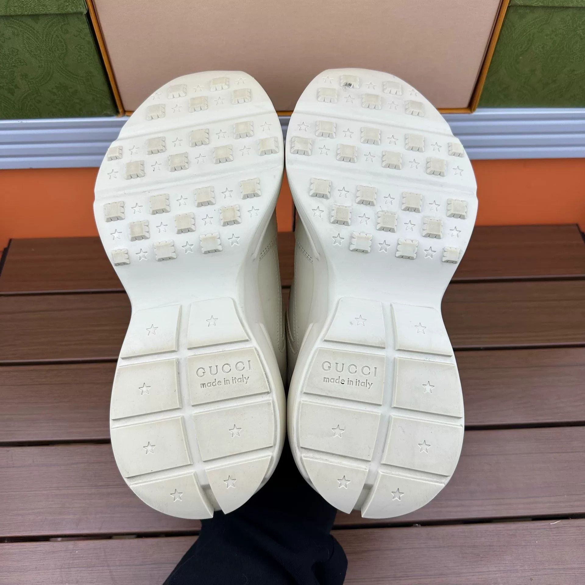 Gucci Gucci Printed Beige Lowtop Sneakers 6 Men Size US 6 / EU 39 - 7 Thumbnail