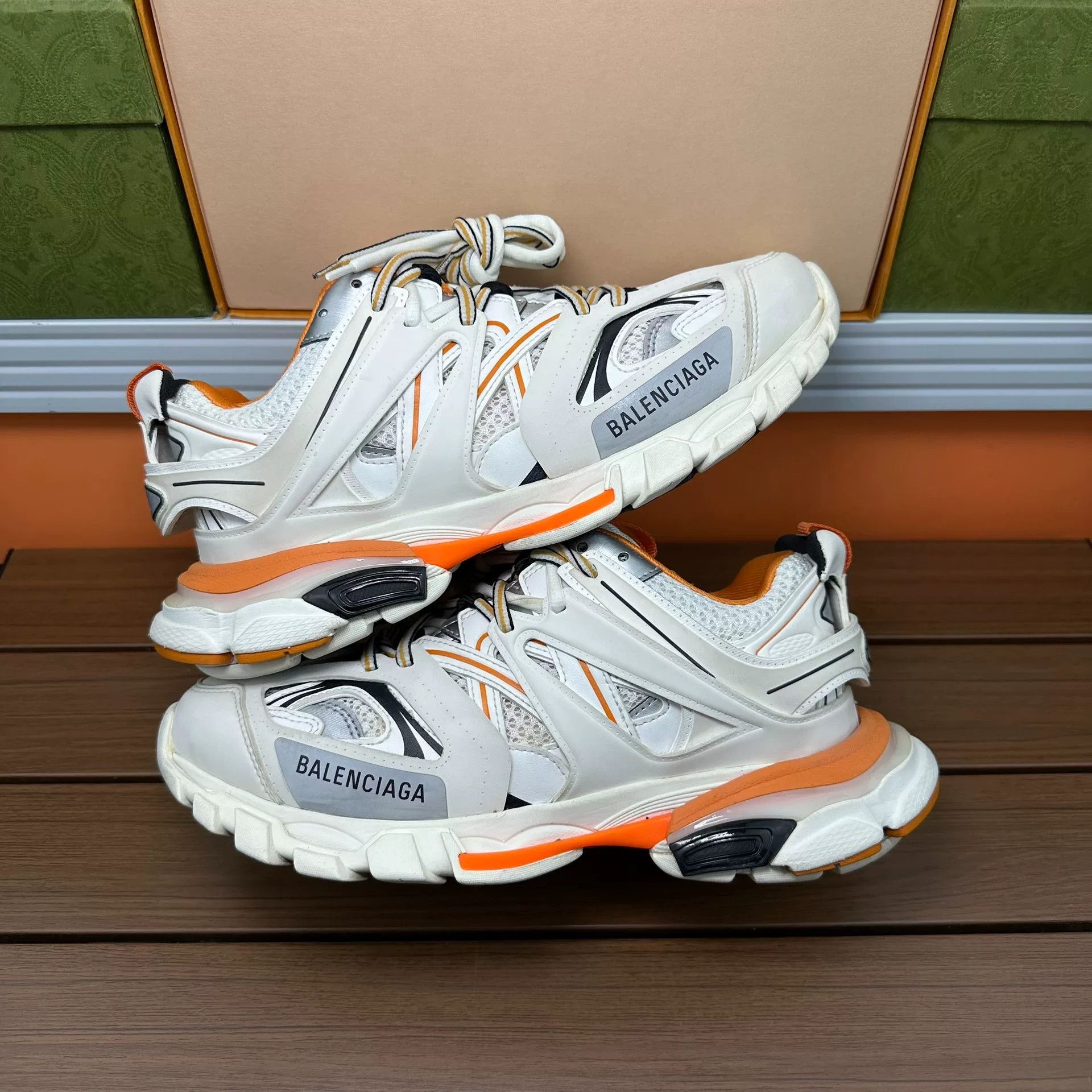 Balenciaga Balenciaga White Lowtop Sneakers 6 Men Size US 6 / EU 39 - 2 Thumbnail