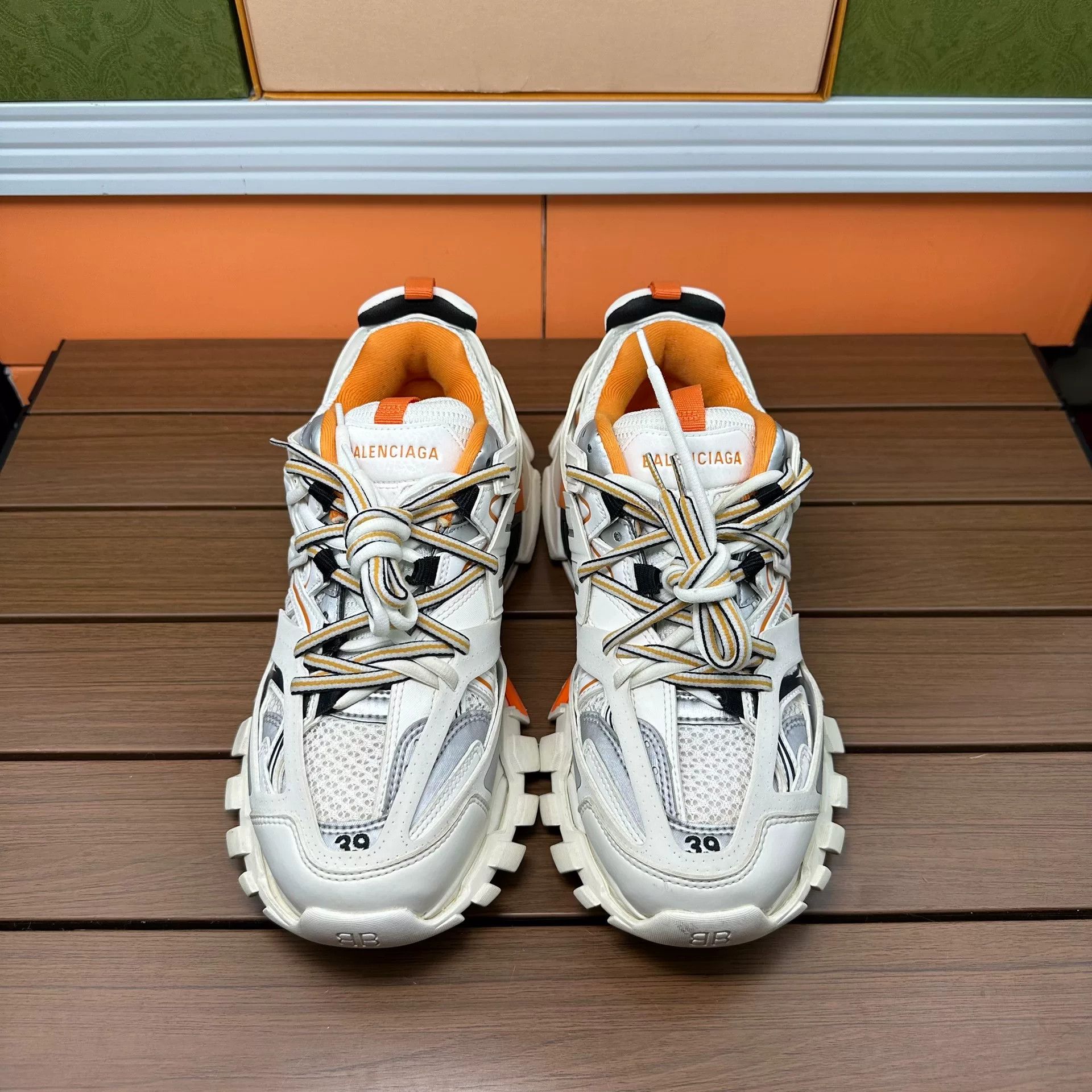 Balenciaga Balenciaga White Lowtop Sneakers 6 Men Size US 6 / EU 39 - 4 Thumbnail