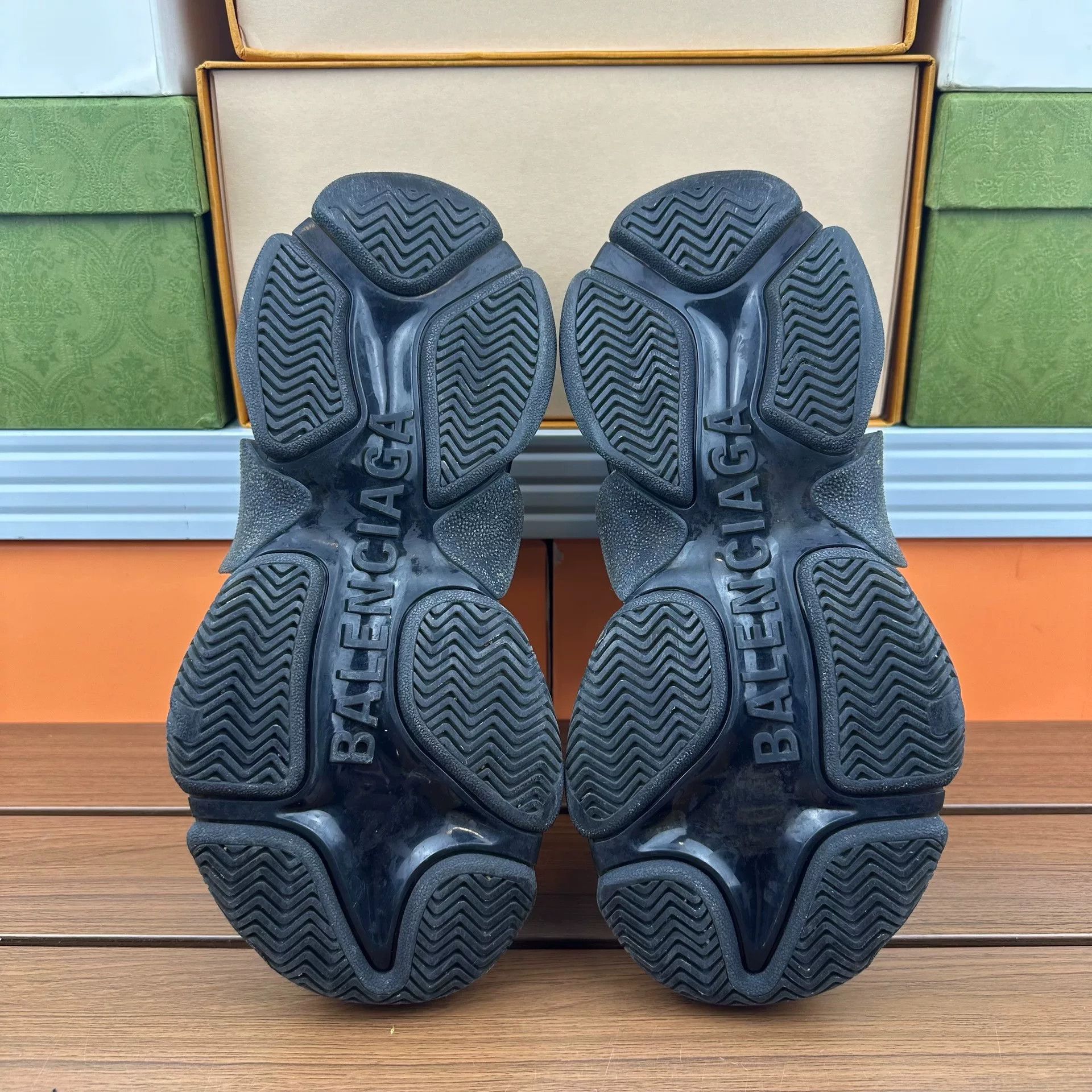 Balenciaga Balenciaga Distressed Lowtop Sneakers it_35 Women Size US 5 / IT 35 - 7 Thumbnail