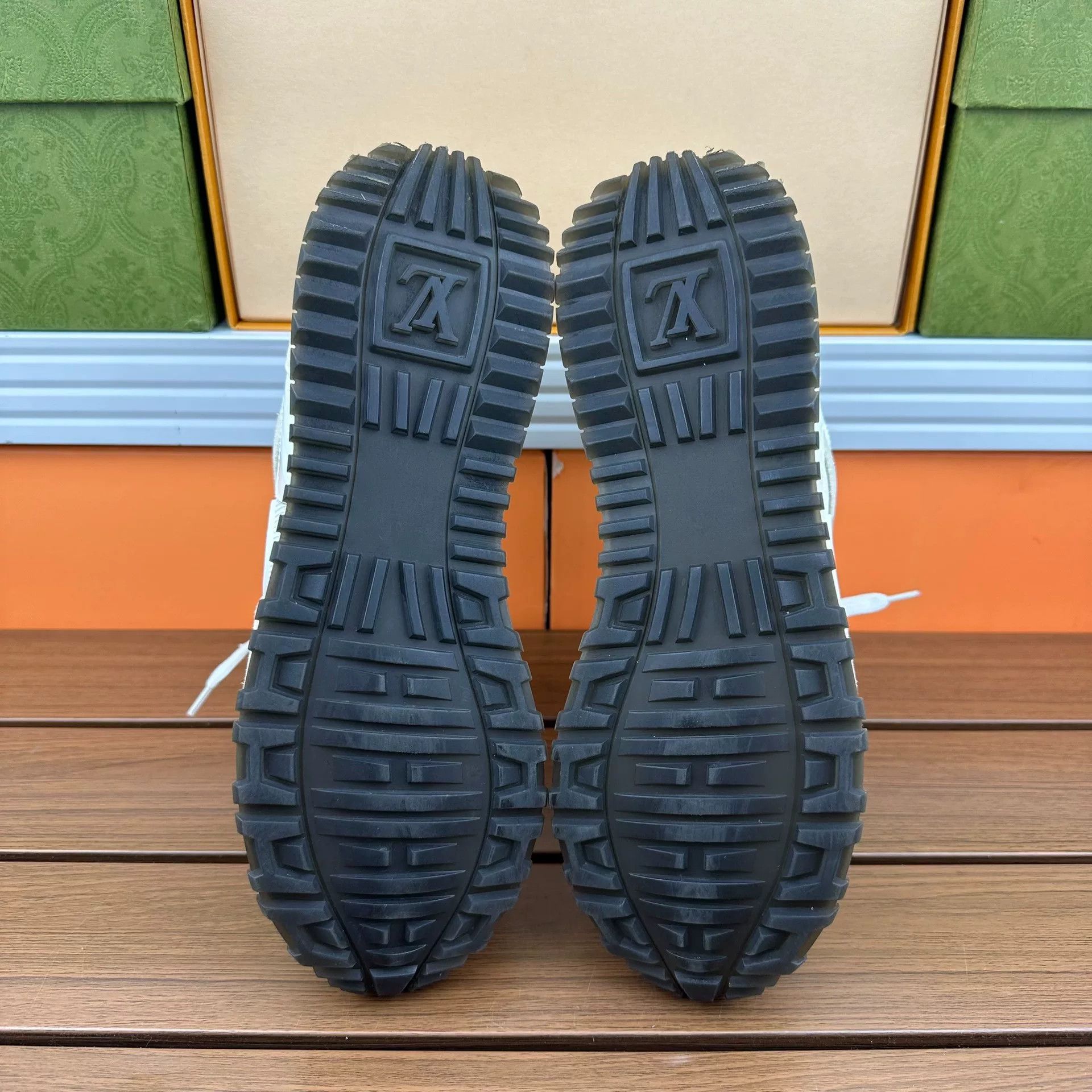 Louis Vuitton Louis Vuitton Casual Lowtop Sneakers it_38-5 Women Size US 8.5 / IT 38.5 - 7 Thumbnail