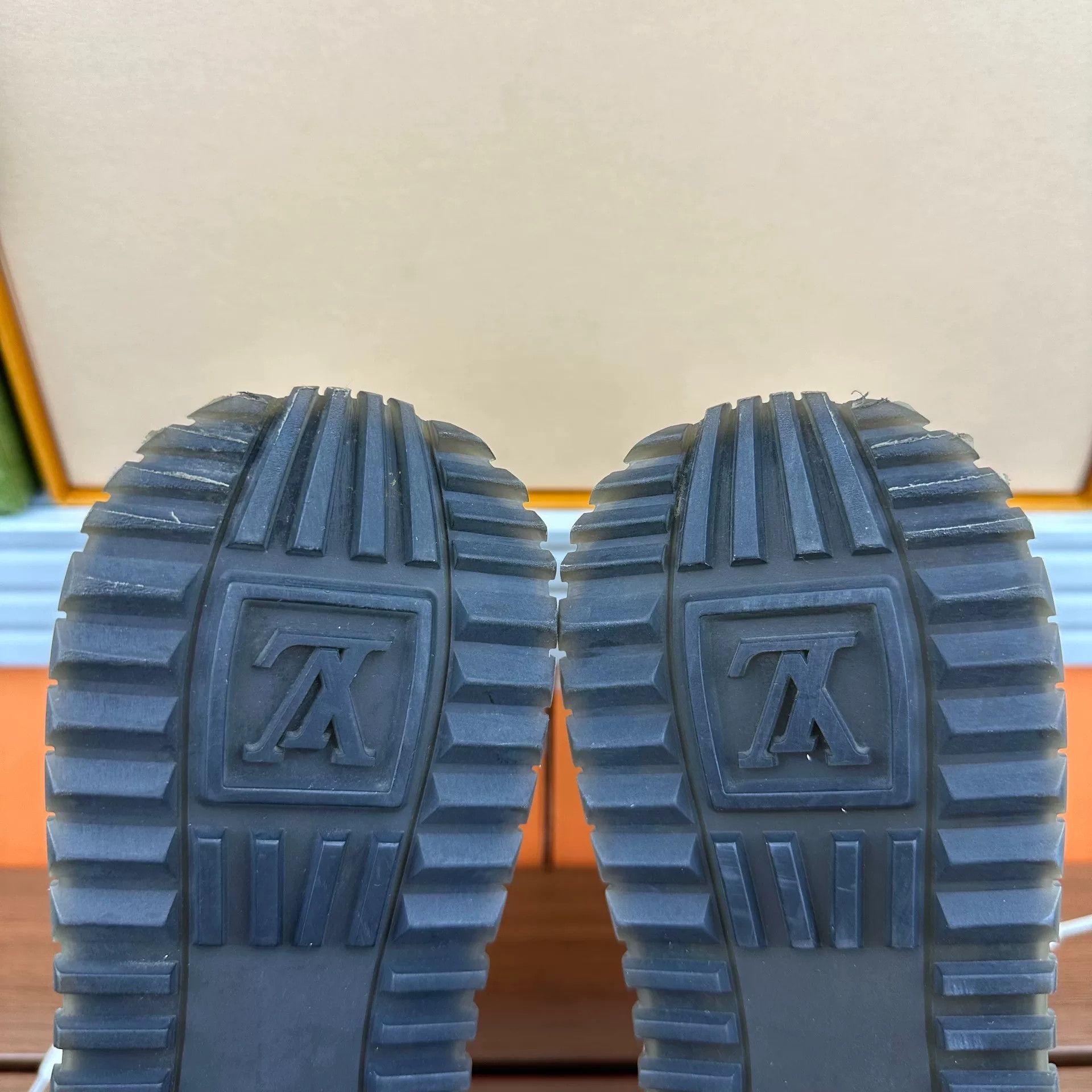 Louis Vuitton Louis Vuitton Casual Lowtop Sneakers it_38-5 Women Size US 8.5 / IT 38.5 - 8 Thumbnail