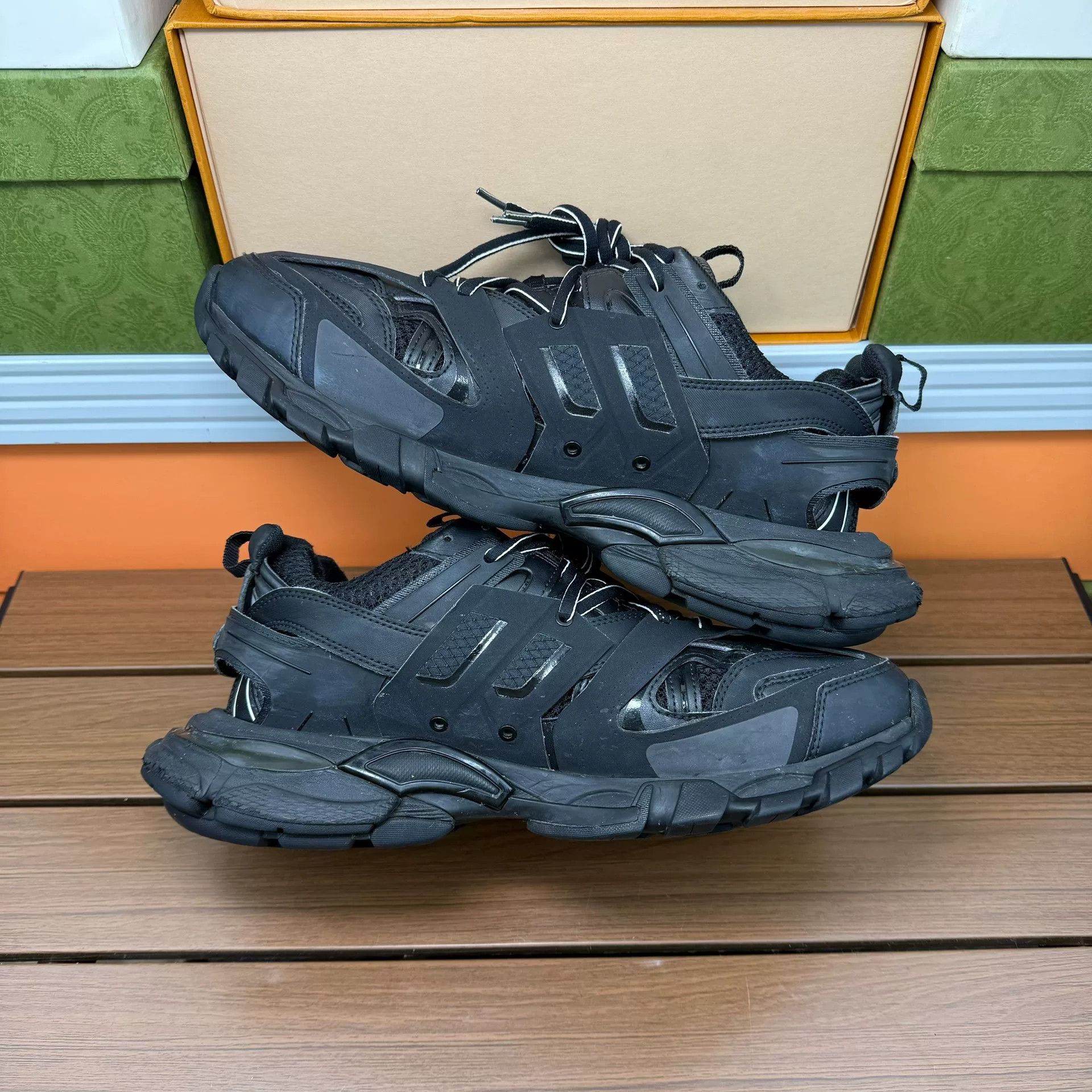 Balenciaga Balenciaga Distressed Black Lowtop Sneakers 9 Men Size US 9 / EU 42 - 3 Thumbnail