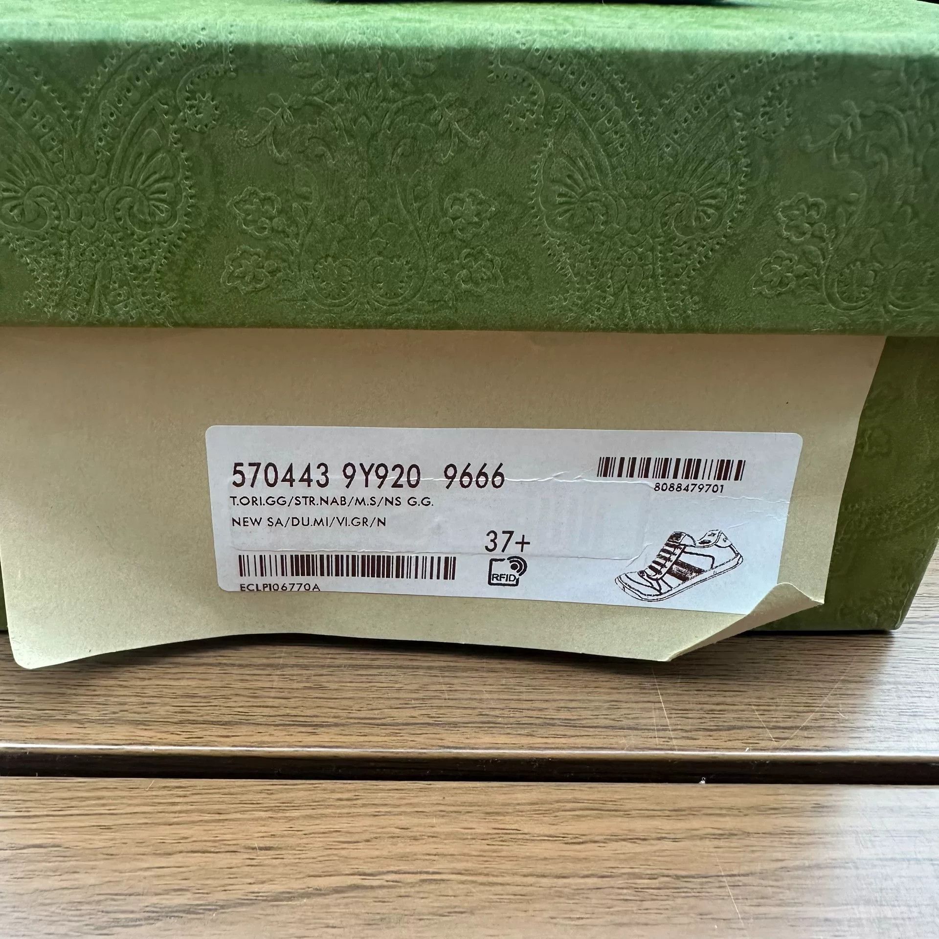 Gucci Gucci Distressed Green Lowtop Sneakers it_37-5 Women Size US 7.5 / IT 37.5 - 8 Thumbnail