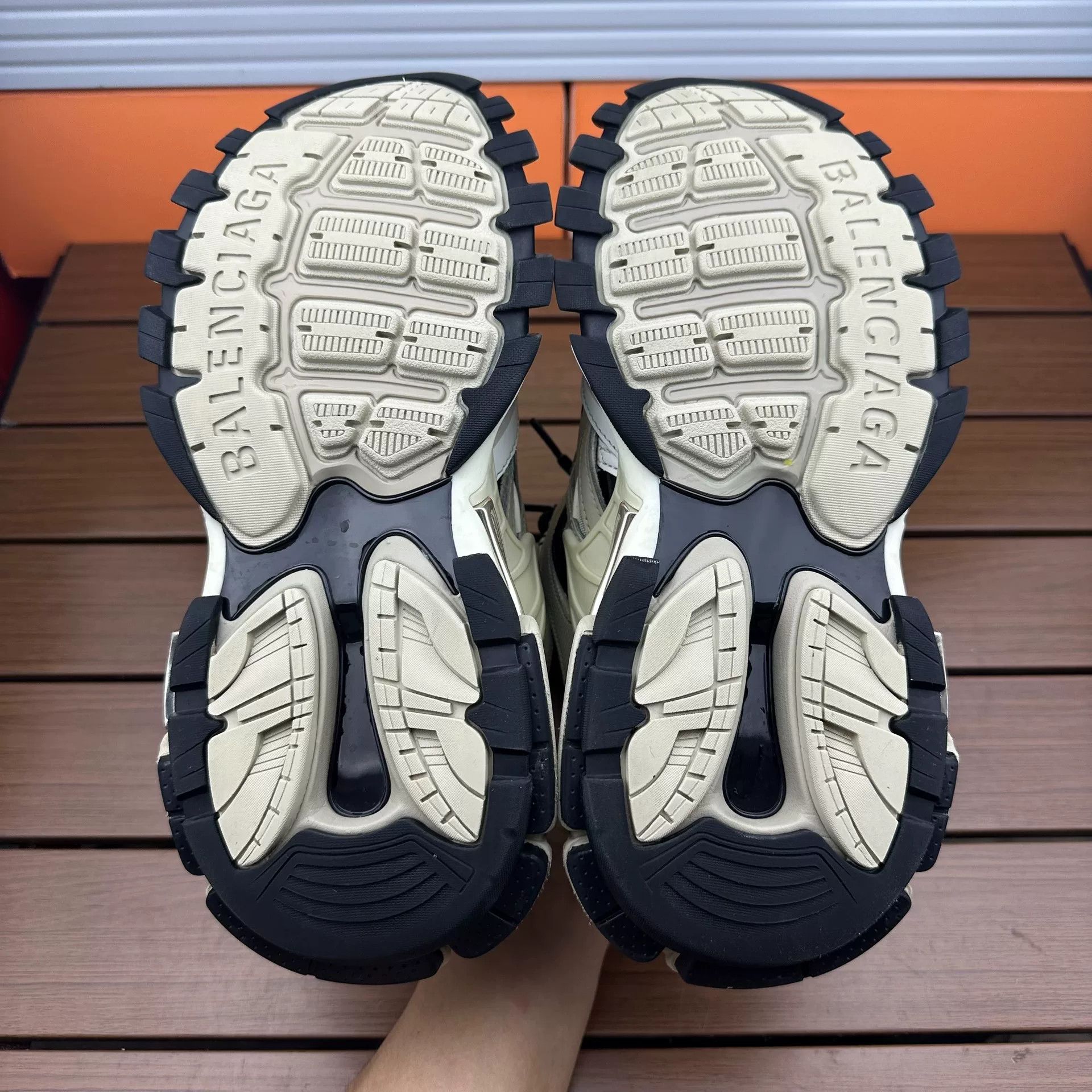 Balenciaga Balenciaga White Lowtop Sneakers it_37 Women Size US 7 / IT 37 - 8 Thumbnail