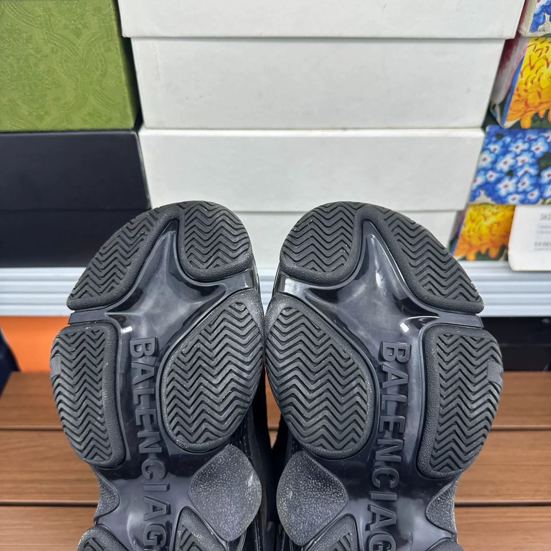 Balenciaga Balenciaga Distressed Lowtop Sneakers it_35 Women Size US 5 / IT 35 - 7 Thumbnail