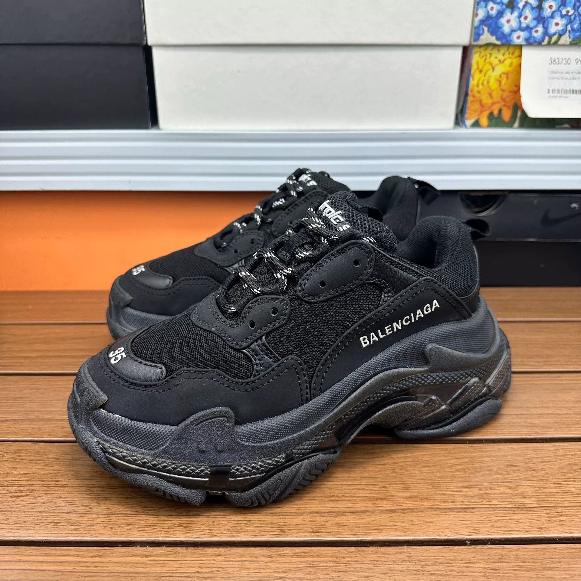 Balenciaga Balenciaga Distressed Lowtop Sneakers it_35 Women Size US 5 / IT 35 - 9 Thumbnail