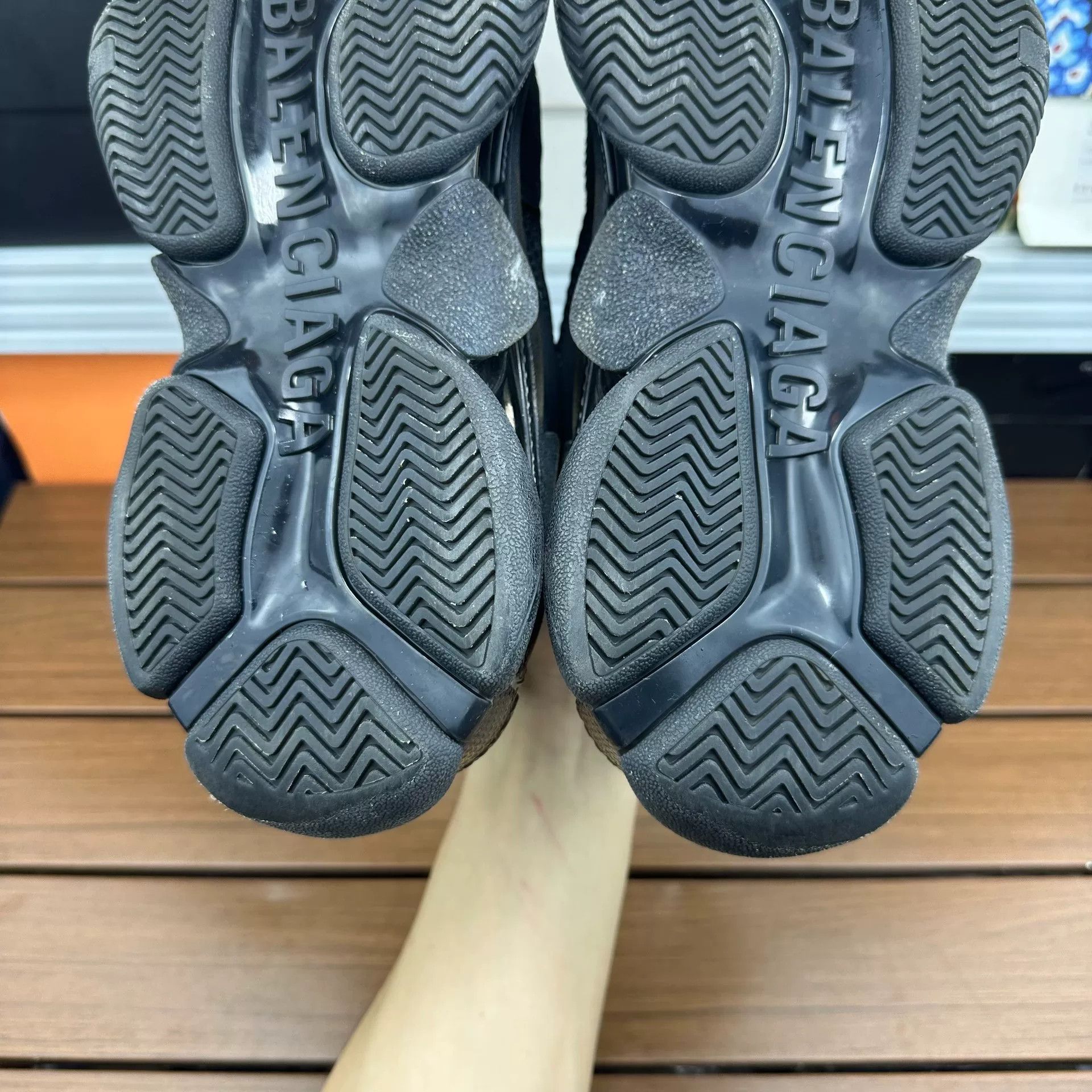 Balenciaga Balenciaga Distressed Lowtop Sneakers it_35 Women Size US 5 / IT 35 - 8 Thumbnail