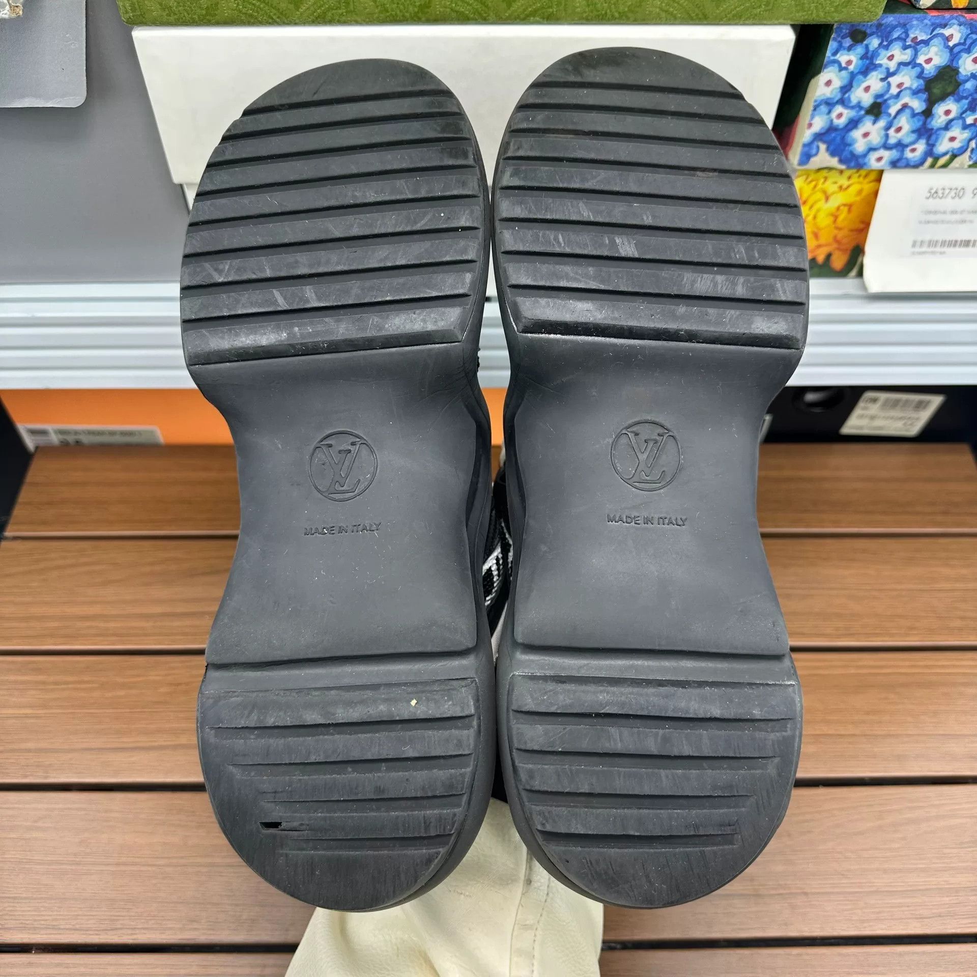 Louis Vuitton Louis Vuitton Black Lowtop Sneakers 5.5 Men Size US 5.5 / EU 38 - 6 Thumbnail