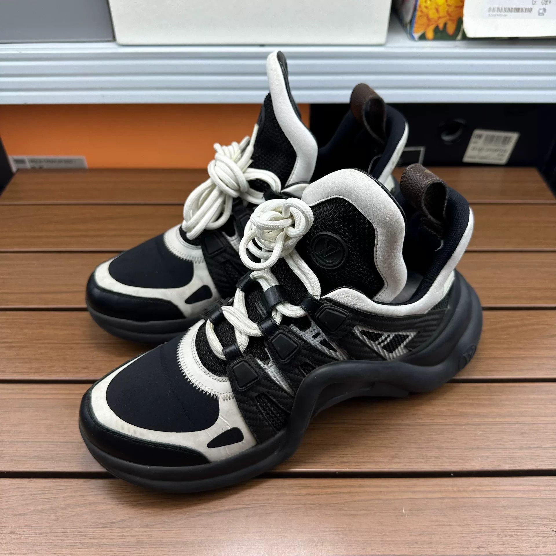 Louis Vuitton Louis Vuitton Black Lowtop Sneakers 5.5 Men Size US 5.5 / EU 38 - 9 Thumbnail