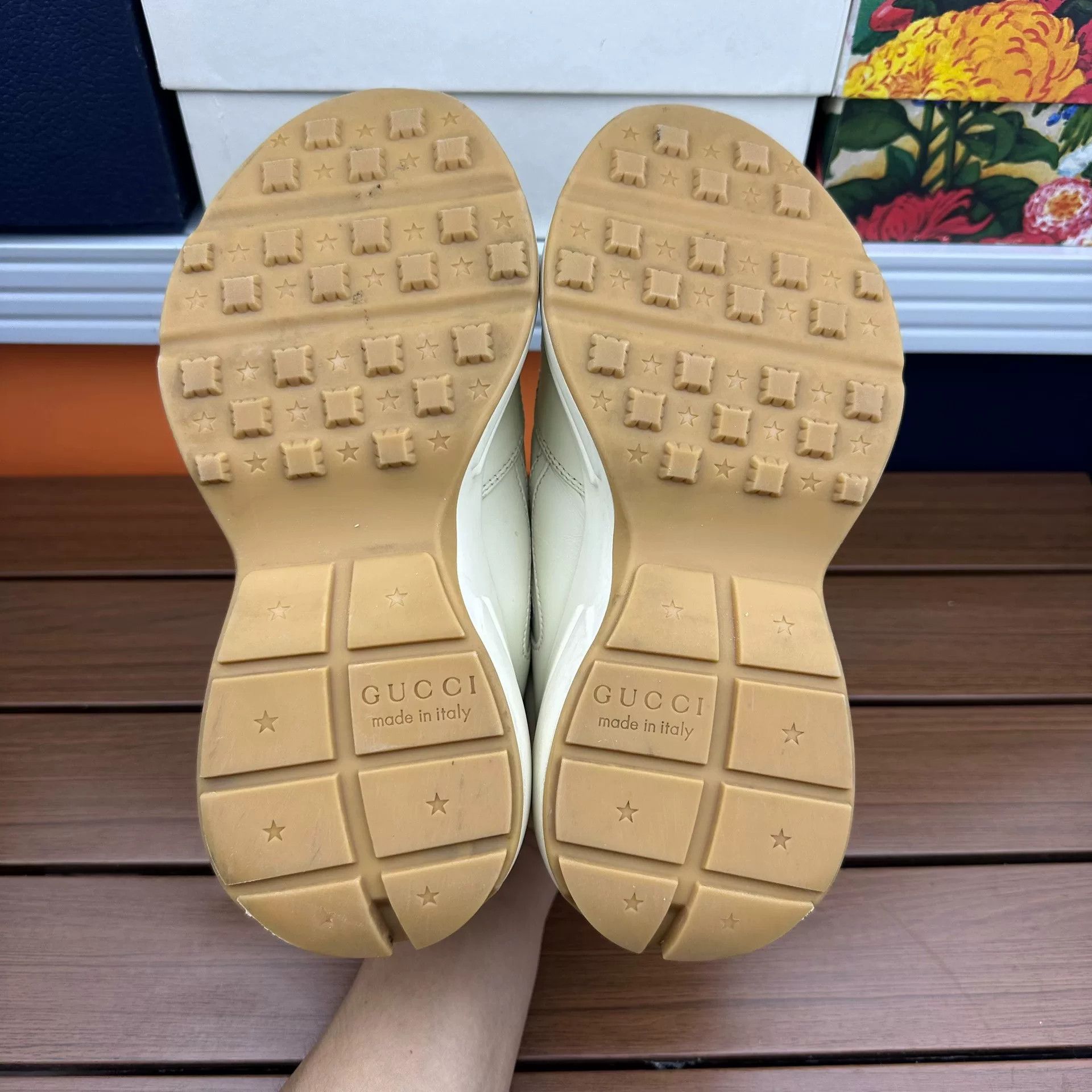Gucci Gucci Printed Beige Lowtop Sneakers it_35 Women Size US 5 / IT 35 - 7 Thumbnail