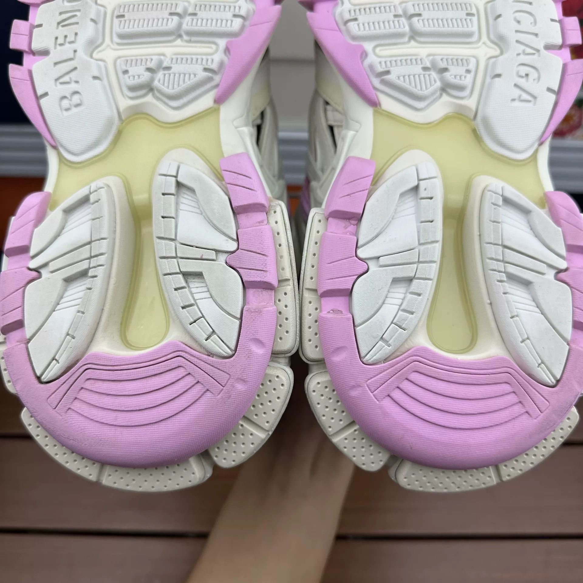 Balenciaga Balenciaga Pink Lowtop Sneakers it_37 Women Size US 7 / IT 37 - 9 Thumbnail