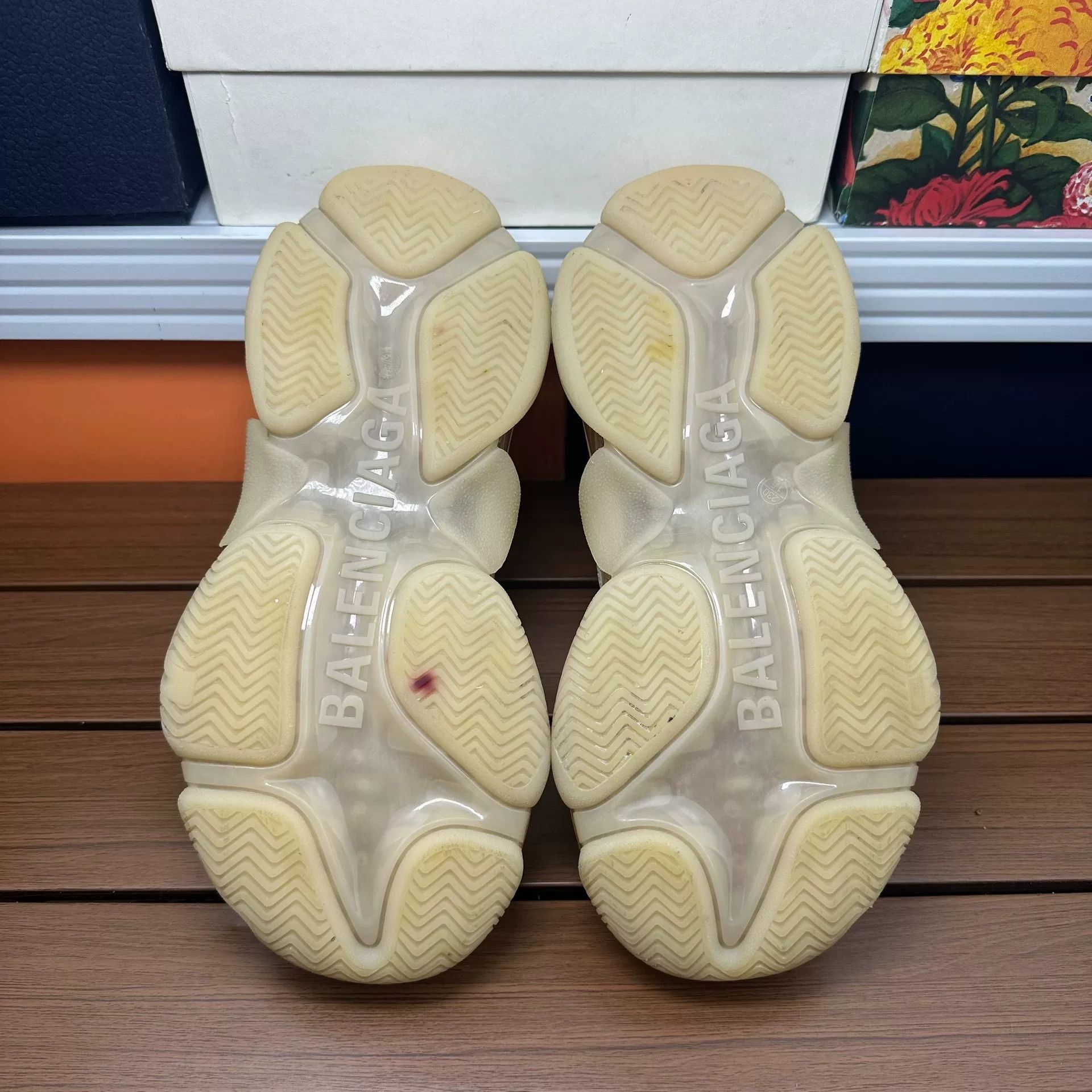 Balenciaga Balenciaga Beige Lowtop Sneakers it_36 Women Size US 6 / IT 36 - 7 Thumbnail