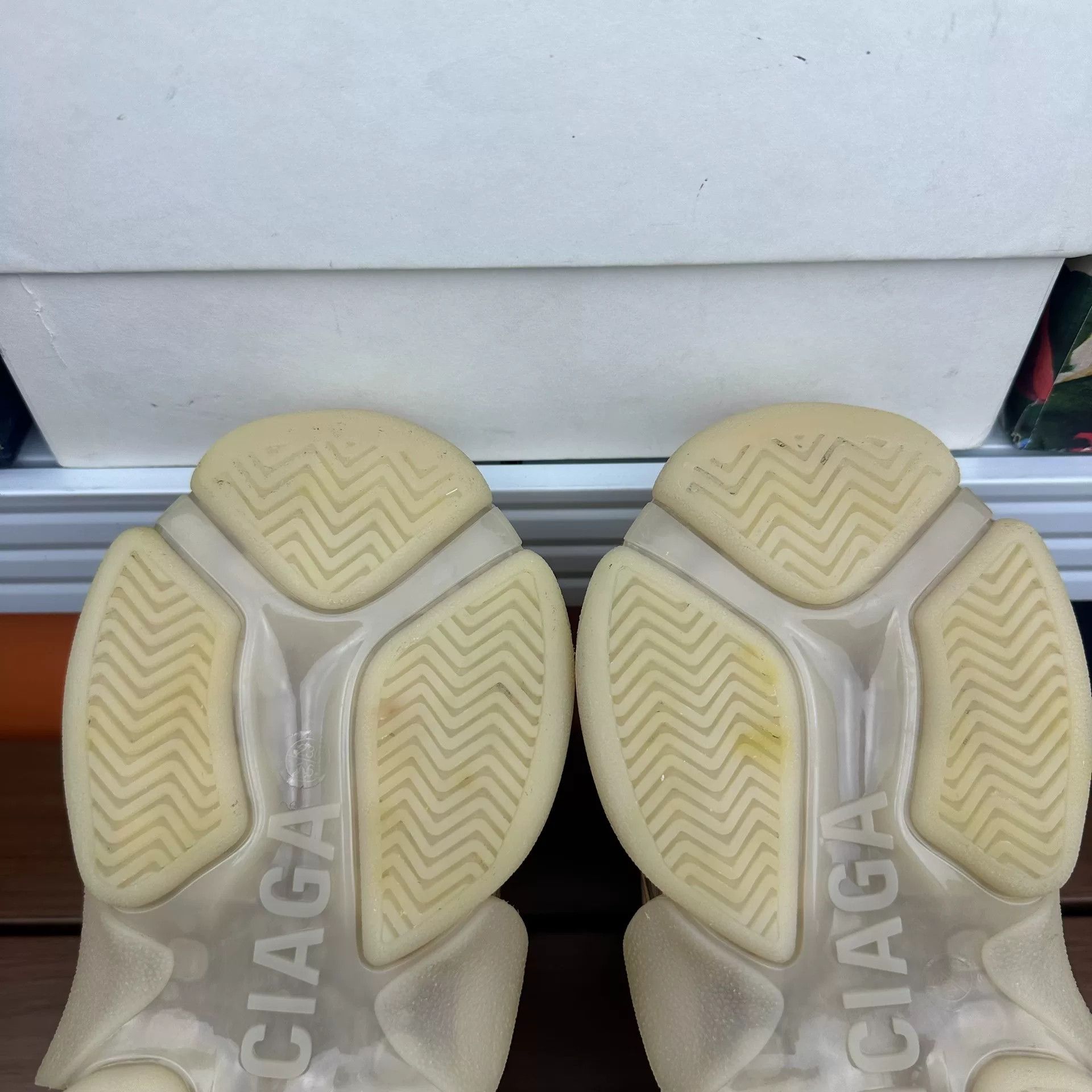 Balenciaga Balenciaga Beige Lowtop Sneakers it_36 Women Size US 6 / IT 36 - 8 Thumbnail