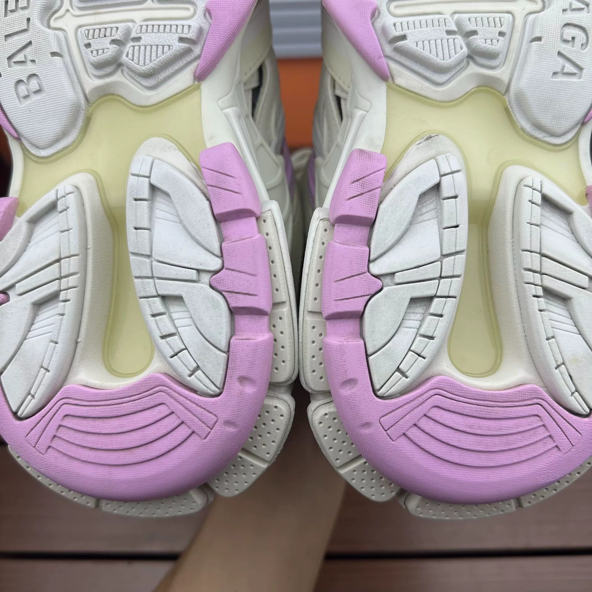 Balenciaga Balenciaga Pink Lowtop Sneakers it_36 Women Size US 6 / IT 36 - 8 Thumbnail