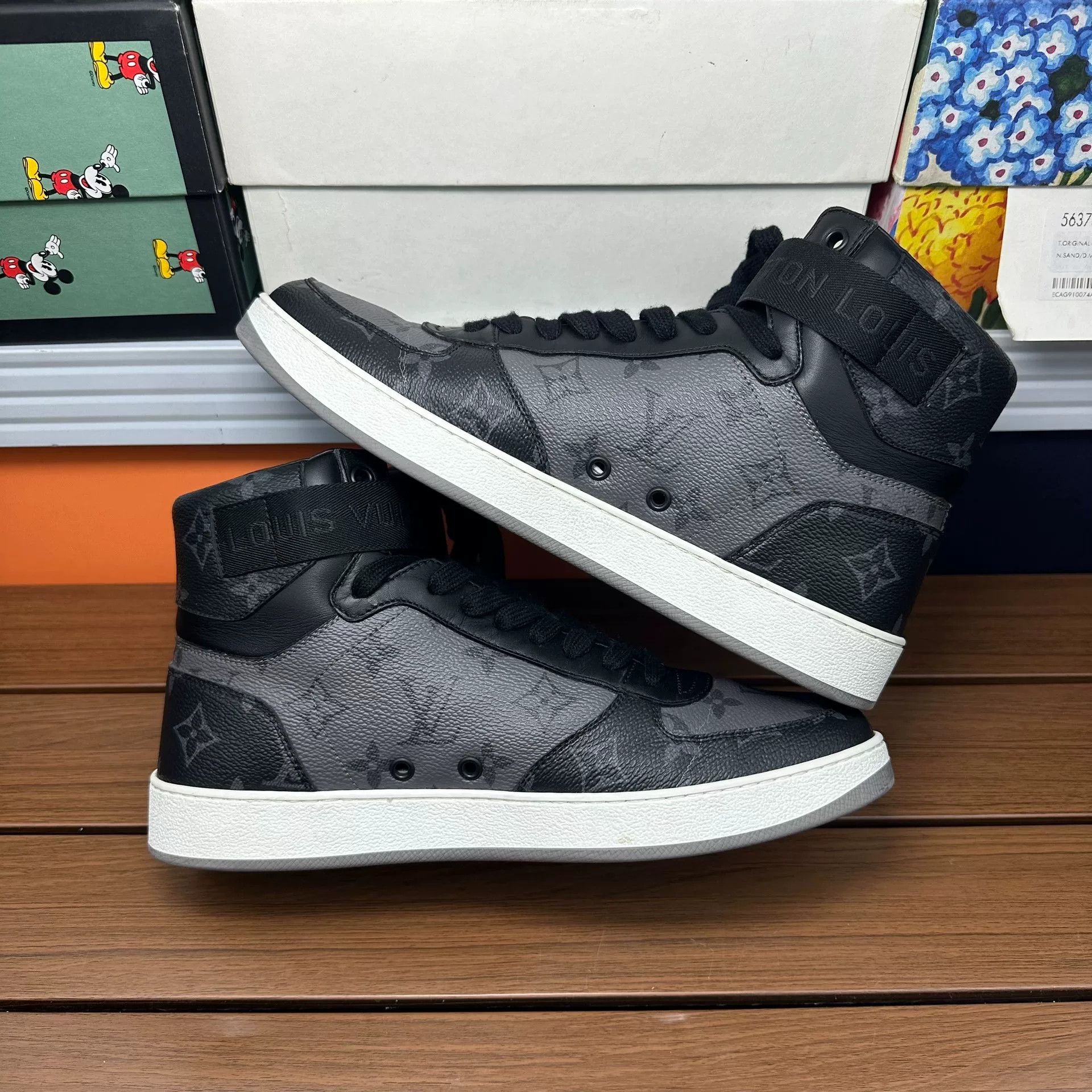 Louis Vuitton Louis Vuitton Gray Hitop Sneakers 7 Men Size US 7 / EU 40 - 3 Thumbnail