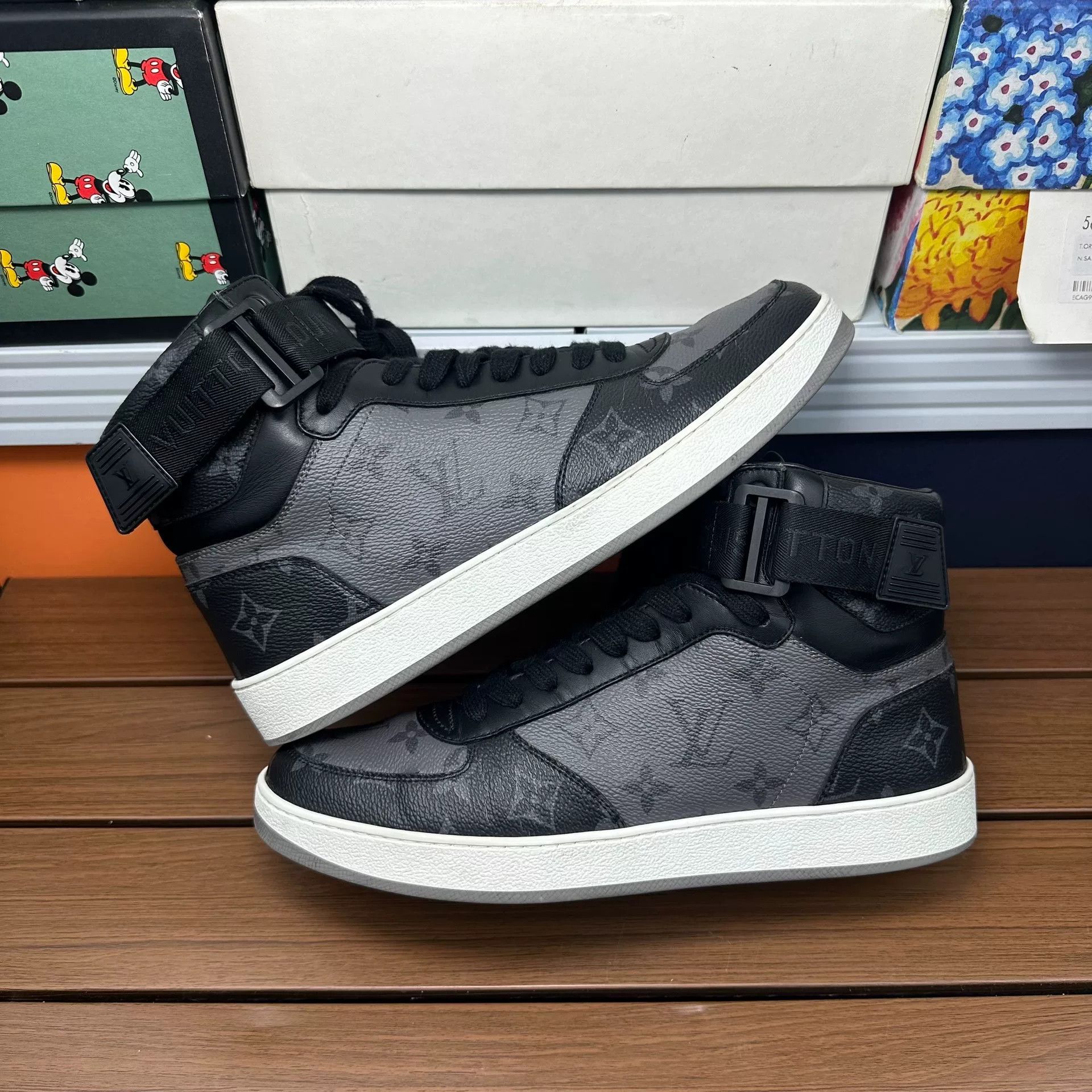 Louis Vuitton Louis Vuitton Gray Hitop Sneakers 7 Men Size US 7 / EU 40 - 2 Thumbnail