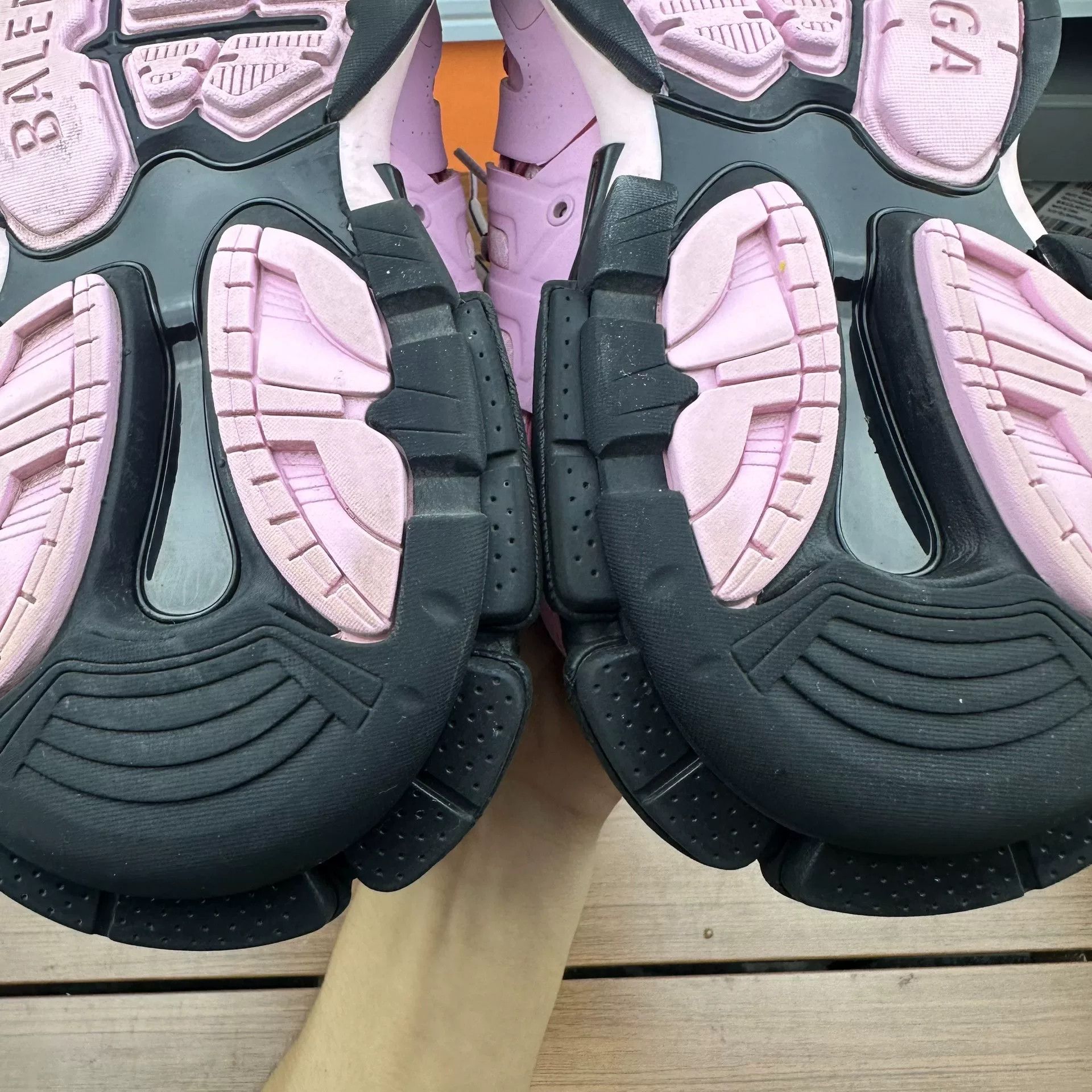 Balenciaga Balenciaga Pink Lowtop Sneakers it_37 Women Size US 7 / IT 37 - 8 Thumbnail