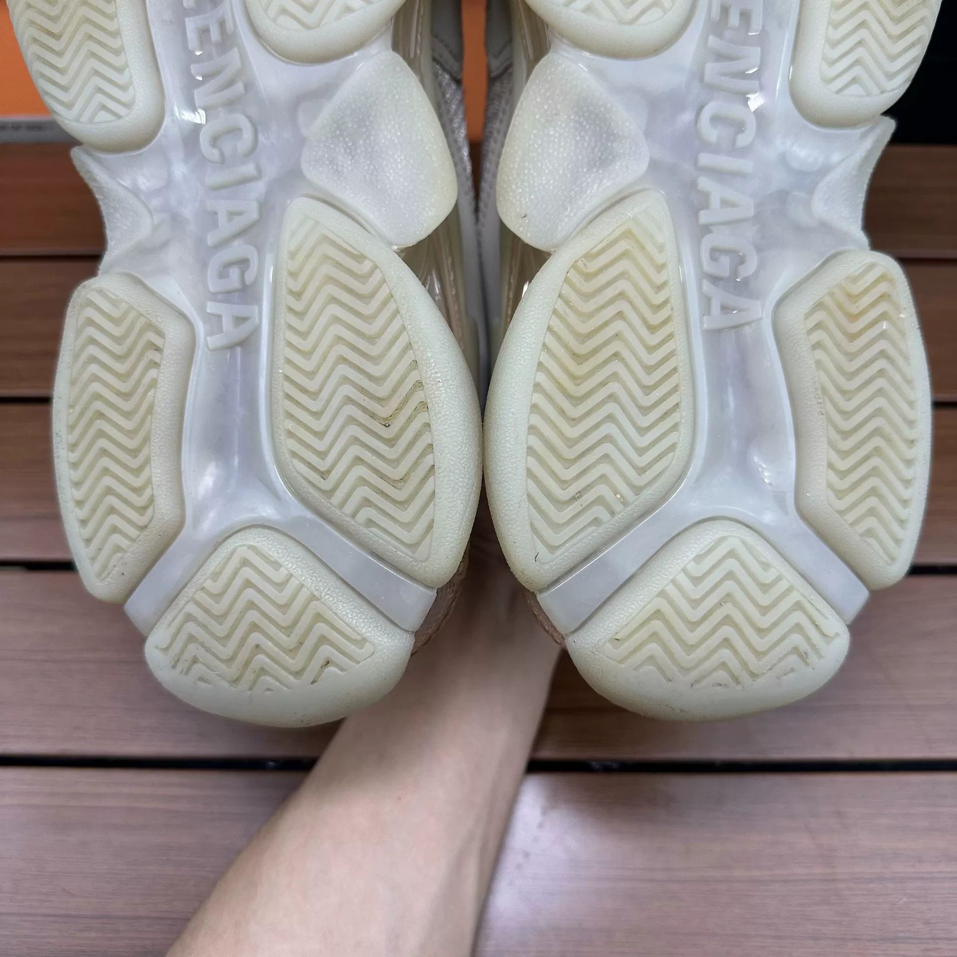 Balenciaga Balenciaga Beige Lowtop Sneakers it_38 Women Size US 8 / IT 38 - 8 Thumbnail