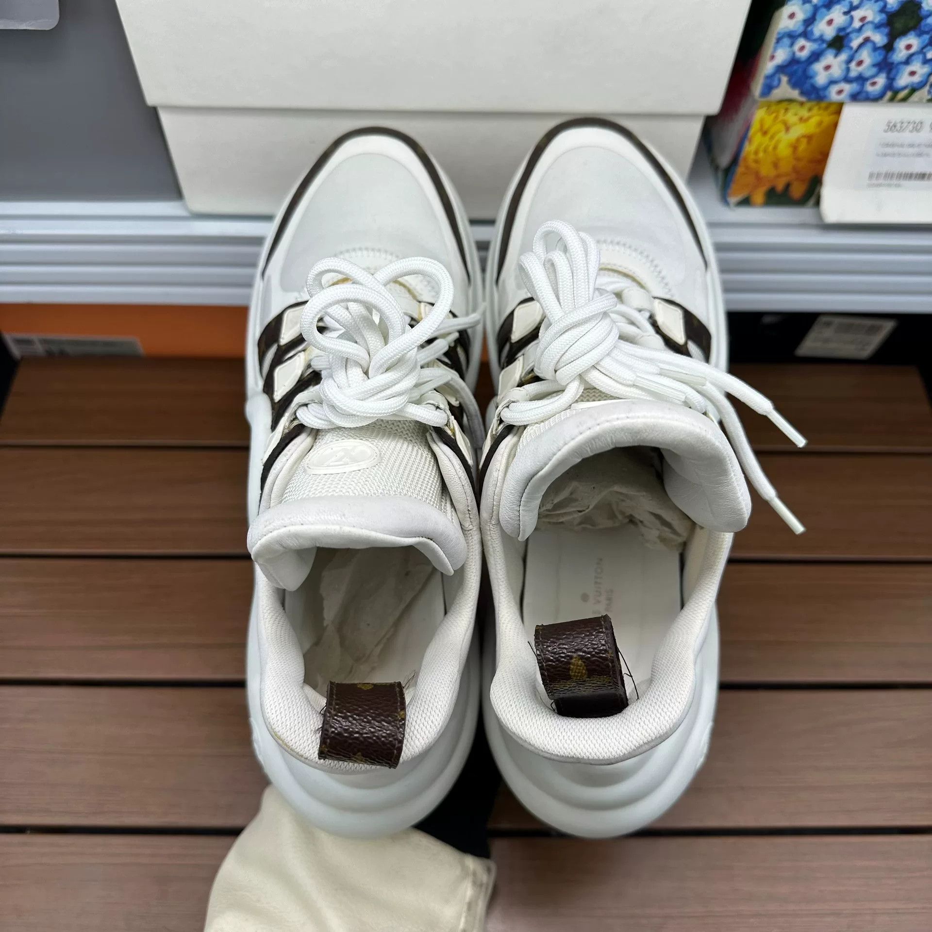 Louis Vuitton Louis Vuitton Casual White Lowtop Sneakers it_37-5 Women Size US 7.5 / IT 37.5 - 4 Thumbnail