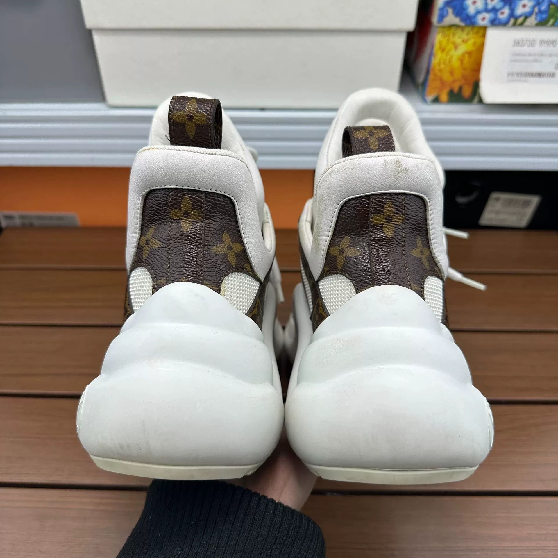 Louis Vuitton Louis Vuitton Casual White Lowtop Sneakers it_37-5 Women Size US 7.5 / IT 37.5 - 5 Thumbnail
