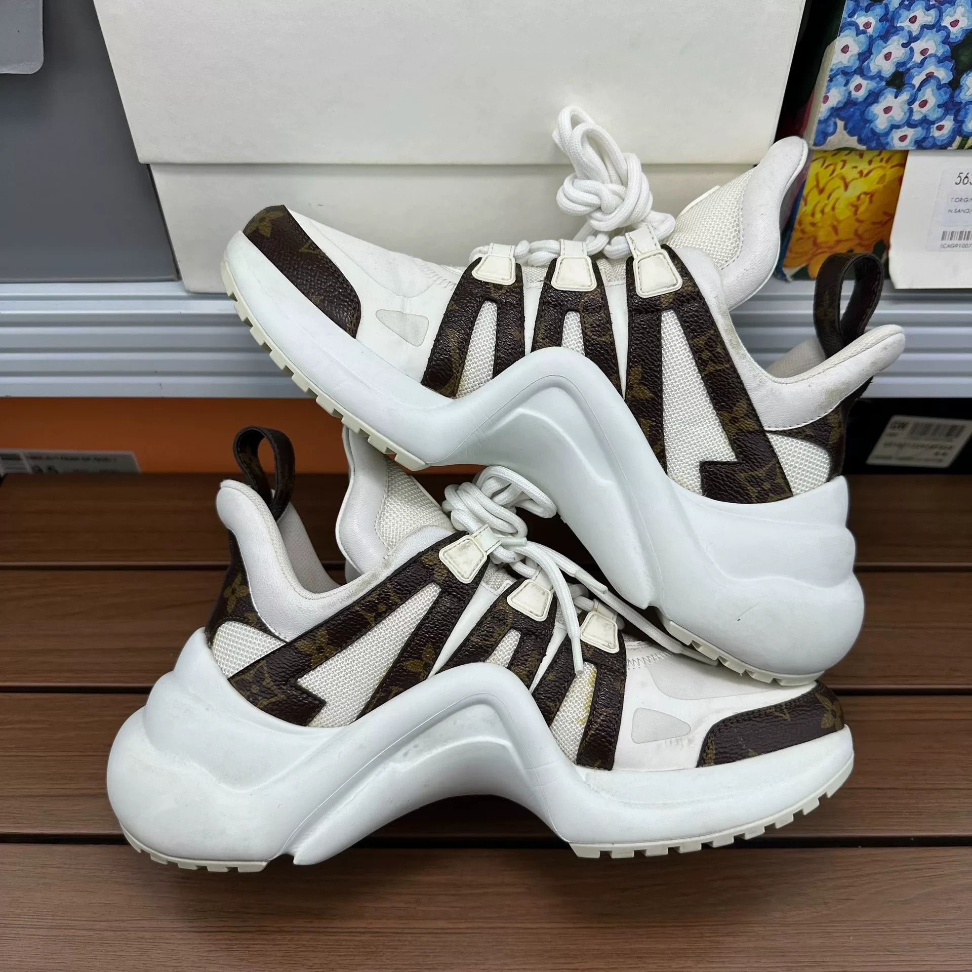 Louis Vuitton Louis Vuitton Casual White Lowtop Sneakers it_37-5 Women Size US 7.5 / IT 37.5 - 2 Thumbnail