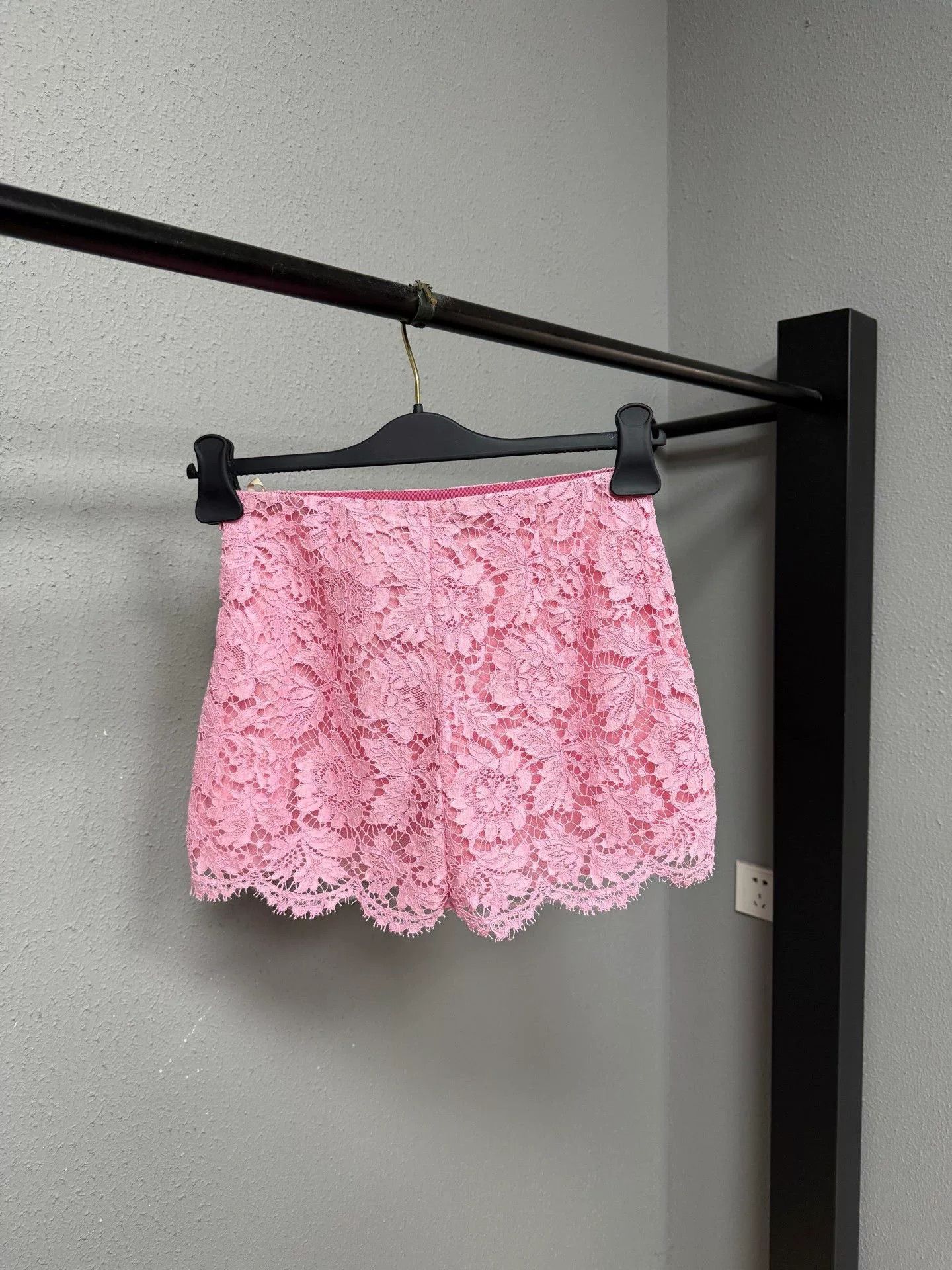 Valentino Valentino Pink Lace Shorts Size 36" / US 14 / IT 50 - 2 Thumbnail