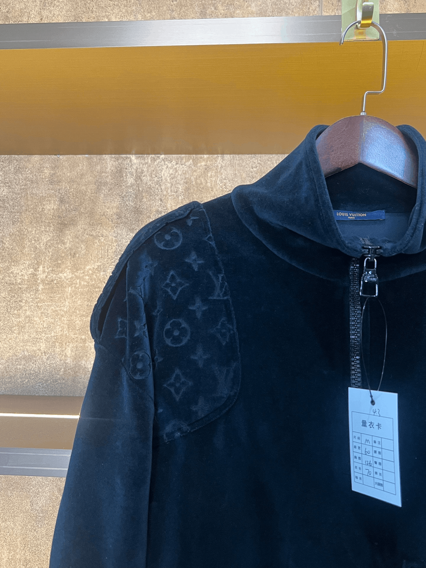 Louis Vuitton LV Embossed Logo Half-Zip Top Size US M / EU 48-50 / 2 - 3 Thumbnail