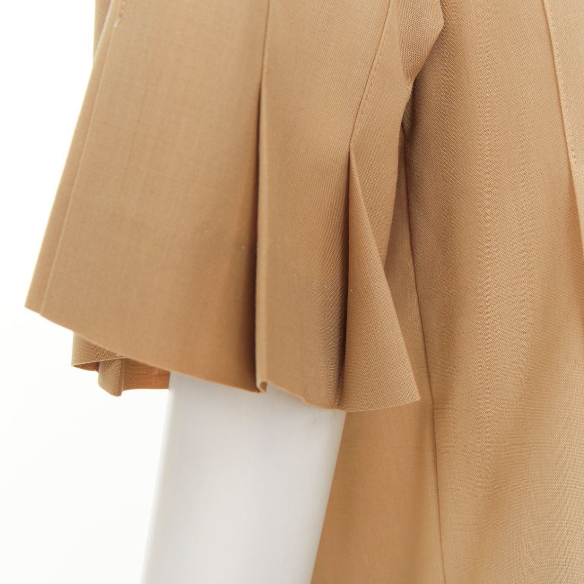 Sacai SACAI 2023 Runway khaki pleated pocketed short sleeve suiting boxy shirt JP1 S Size S / US 4 / IT 40 - 2 Thumbnail