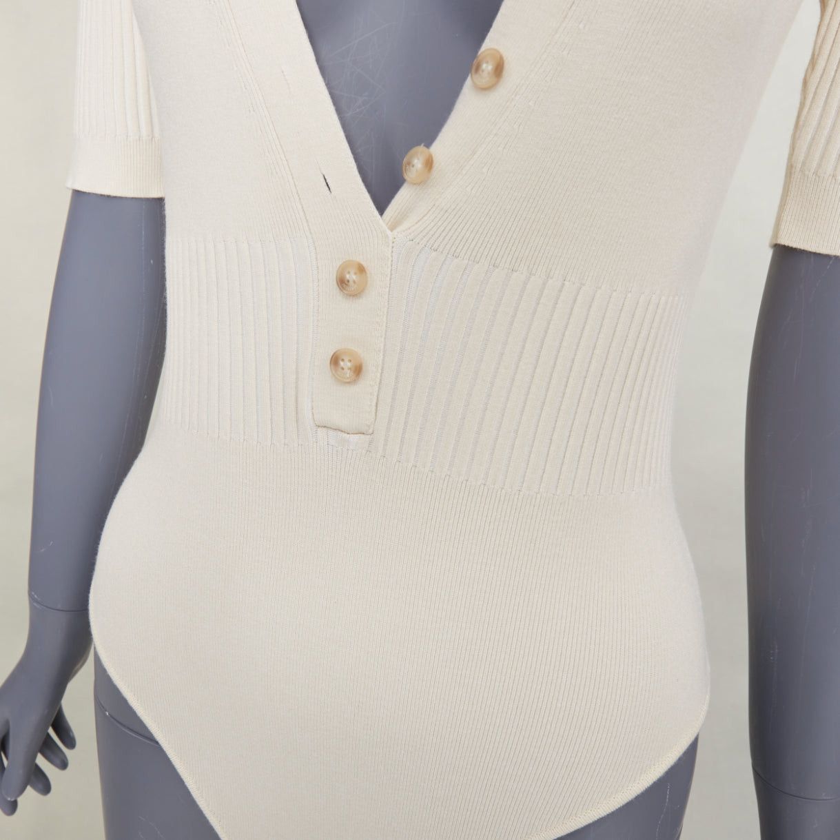 Jacquemus JACQUEMUS Le Body Yauco ivory viscose blend ribbed knit polo bodysuit top FR36 S Size S / US 4 / IT 40 - 7 Thumbnail