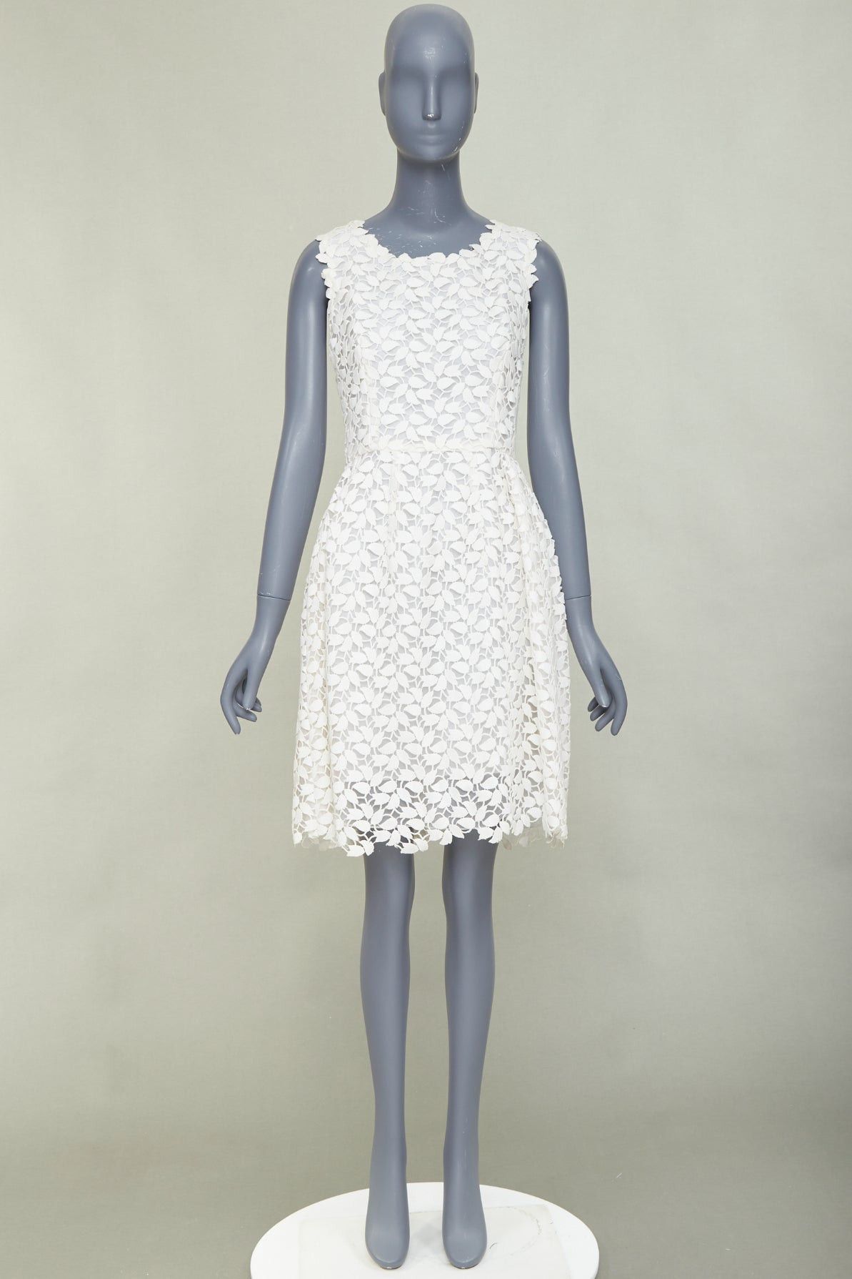 Oscar De La Renta OSCAR DE LA RENTA Iso off white floral guipure leaf lace embroidery fit flare bridal dress US4 S Size S / US 4 / IT 40 - 9 Thumbnail