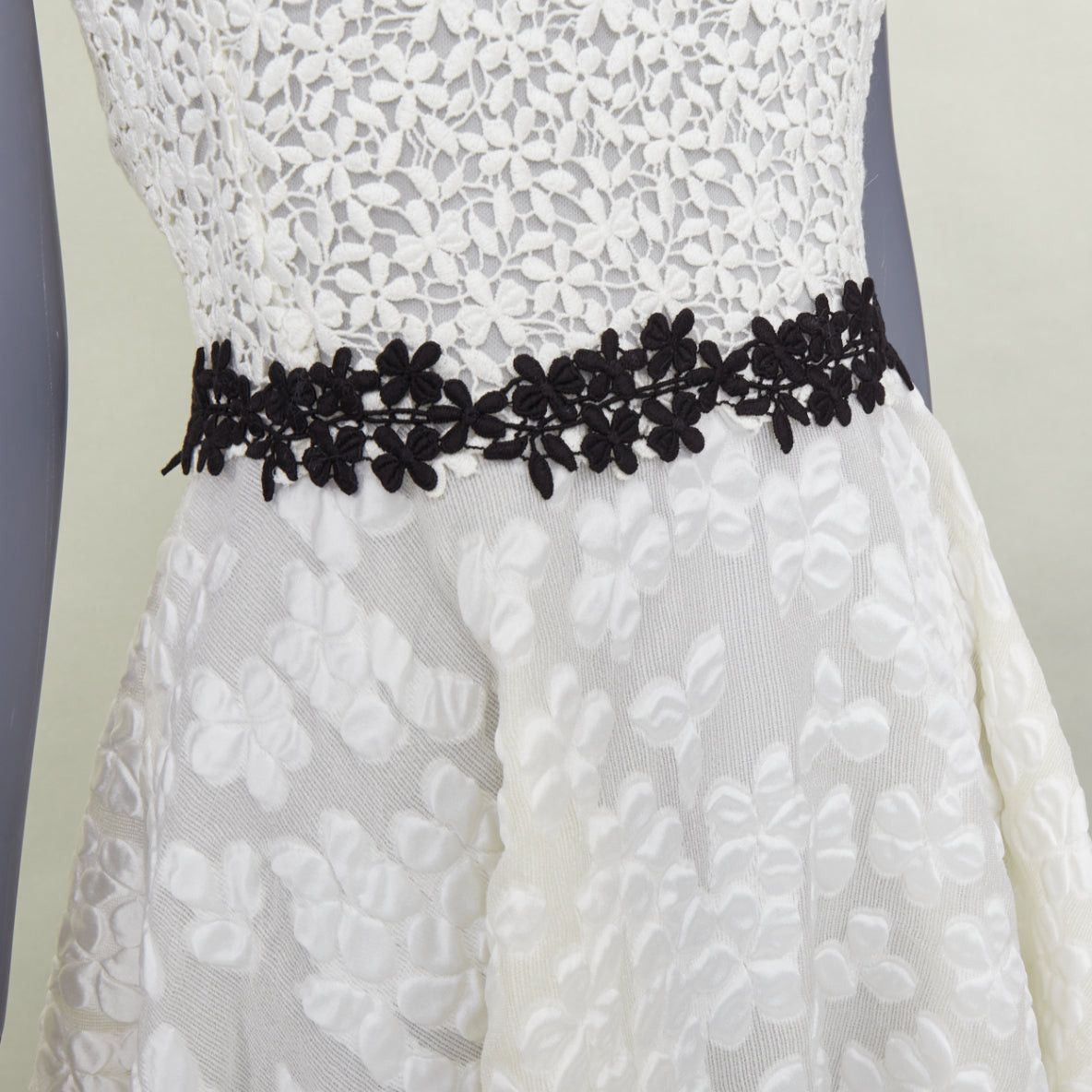 Giambattista Valli GIAMBATTISTA VALLI ivory floral cloque lace bodice sleeveless skater bridal dress IT40 S Size S / US 4 / IT 40 - 2 Thumbnail