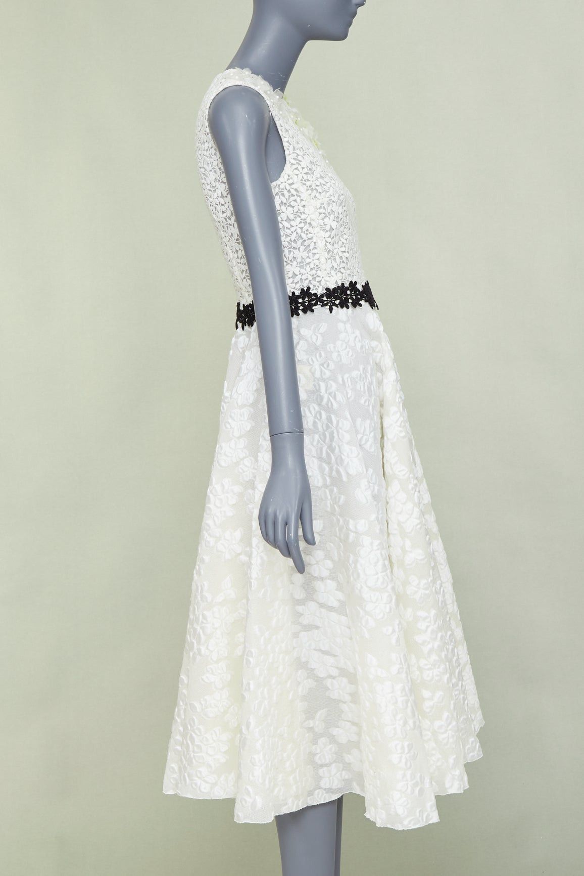 Giambattista Valli GIAMBATTISTA VALLI ivory floral cloque lace bodice sleeveless skater bridal dress IT40 S Size S / US 4 / IT 40 - 4 Thumbnail