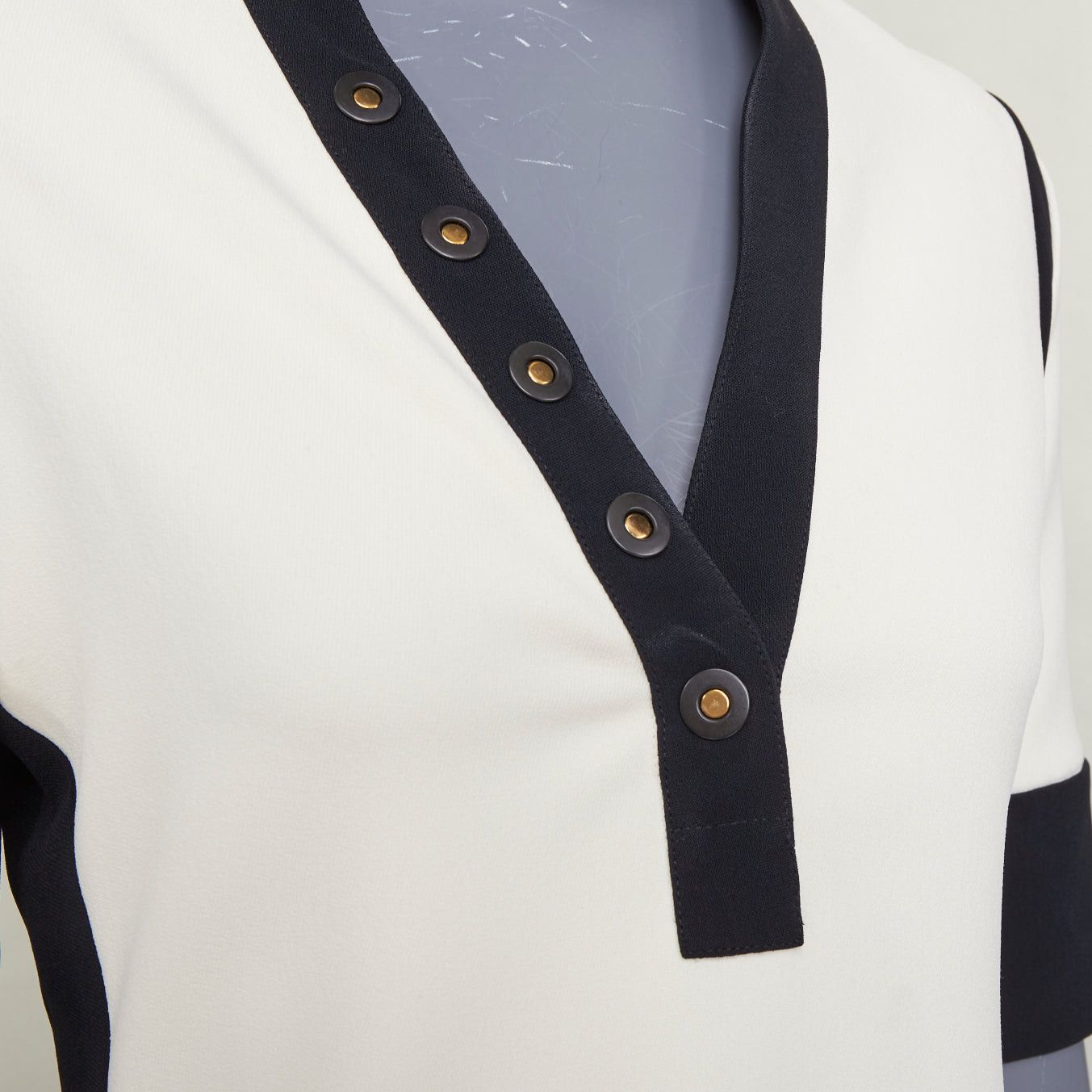 Balenciaga BALENCIAGA 2015 cream black rayon blend colorblock V neck button top FR38 M Size M / US 6-8 / IT 42-44 - 2 Thumbnail