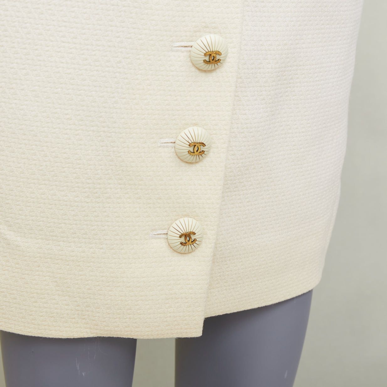 Chanel CHANEL 93P ivory wool gold CC logo button slit silk pencil skirt FR42 XL Size 32" / US 10 / IT 46 - 2 Thumbnail