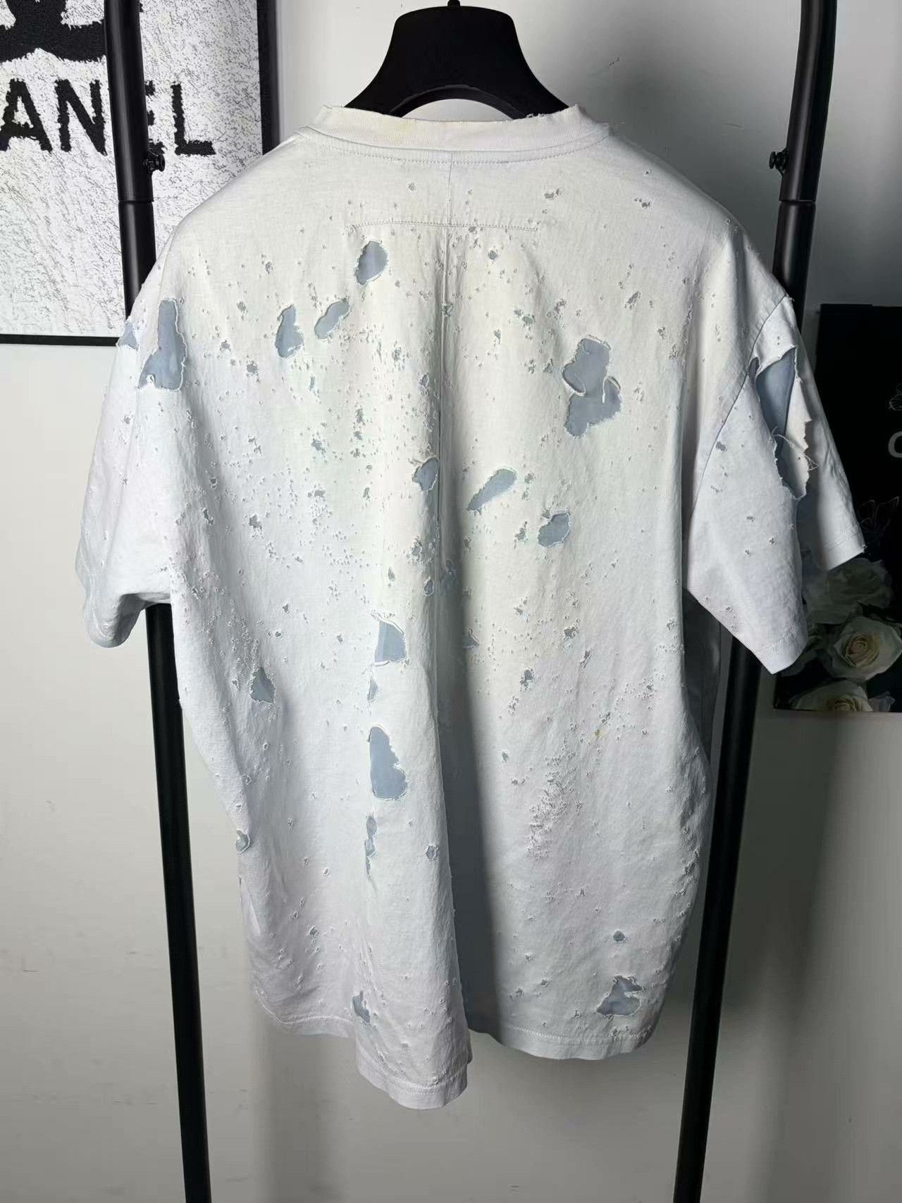 Givenchy Givenchy Distressed White T-Shirt m Men Size US M / EU 48-50 / 2 - 2 Thumbnail